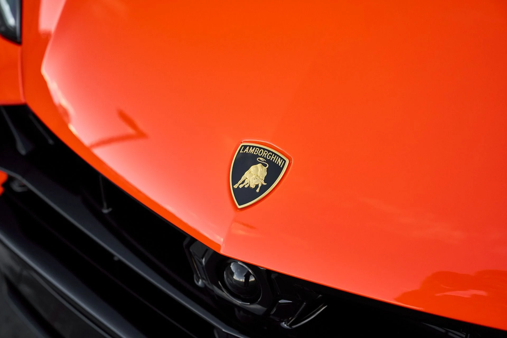 mph005_188846255_Used_2025_Lamborghini_Urus_SE_1763680399_5bbd77ce99