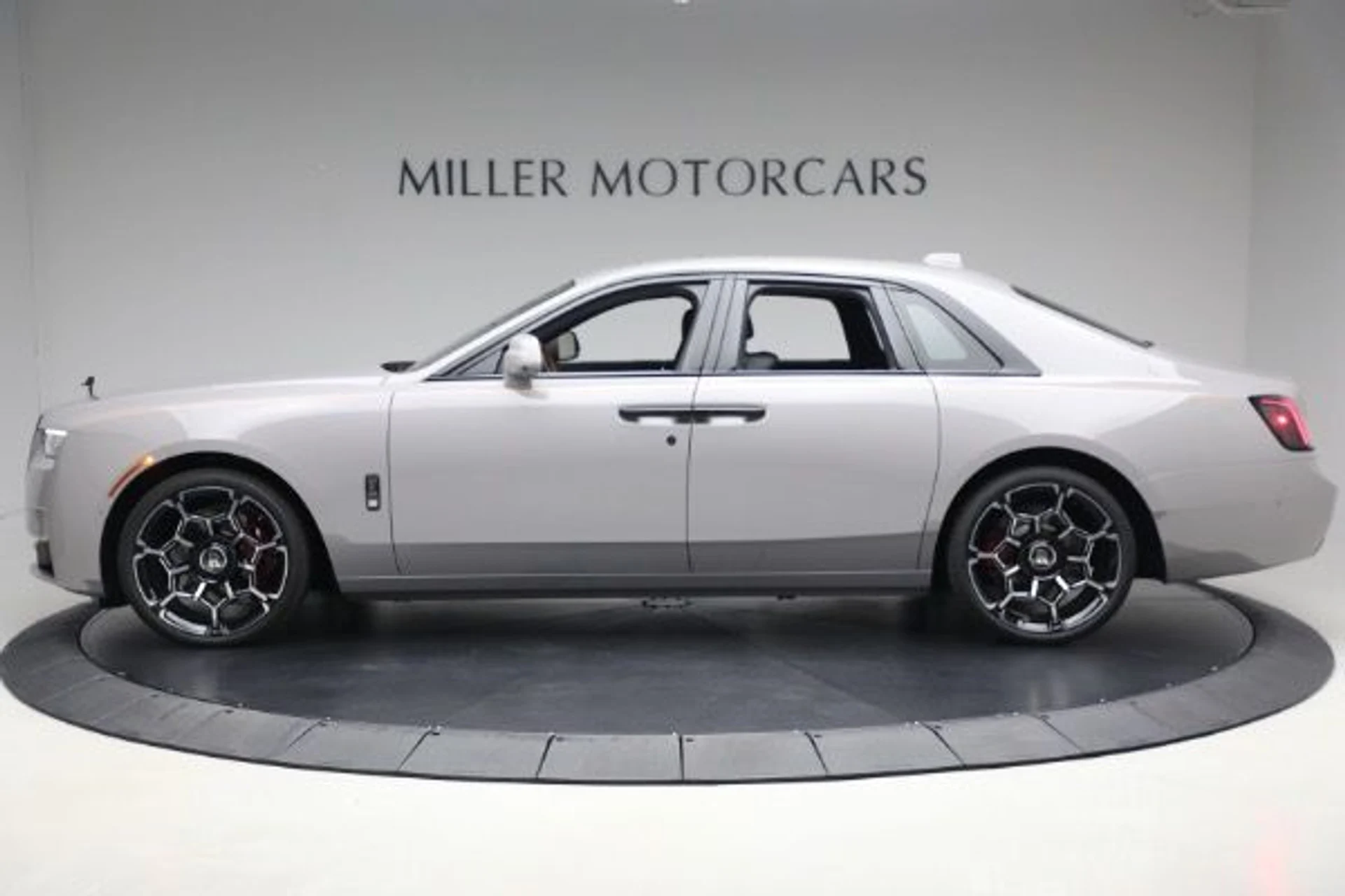 mph005_1921653257_New_2025_Rolls_Royce_Black_Badge_Ghost_4d020bd986