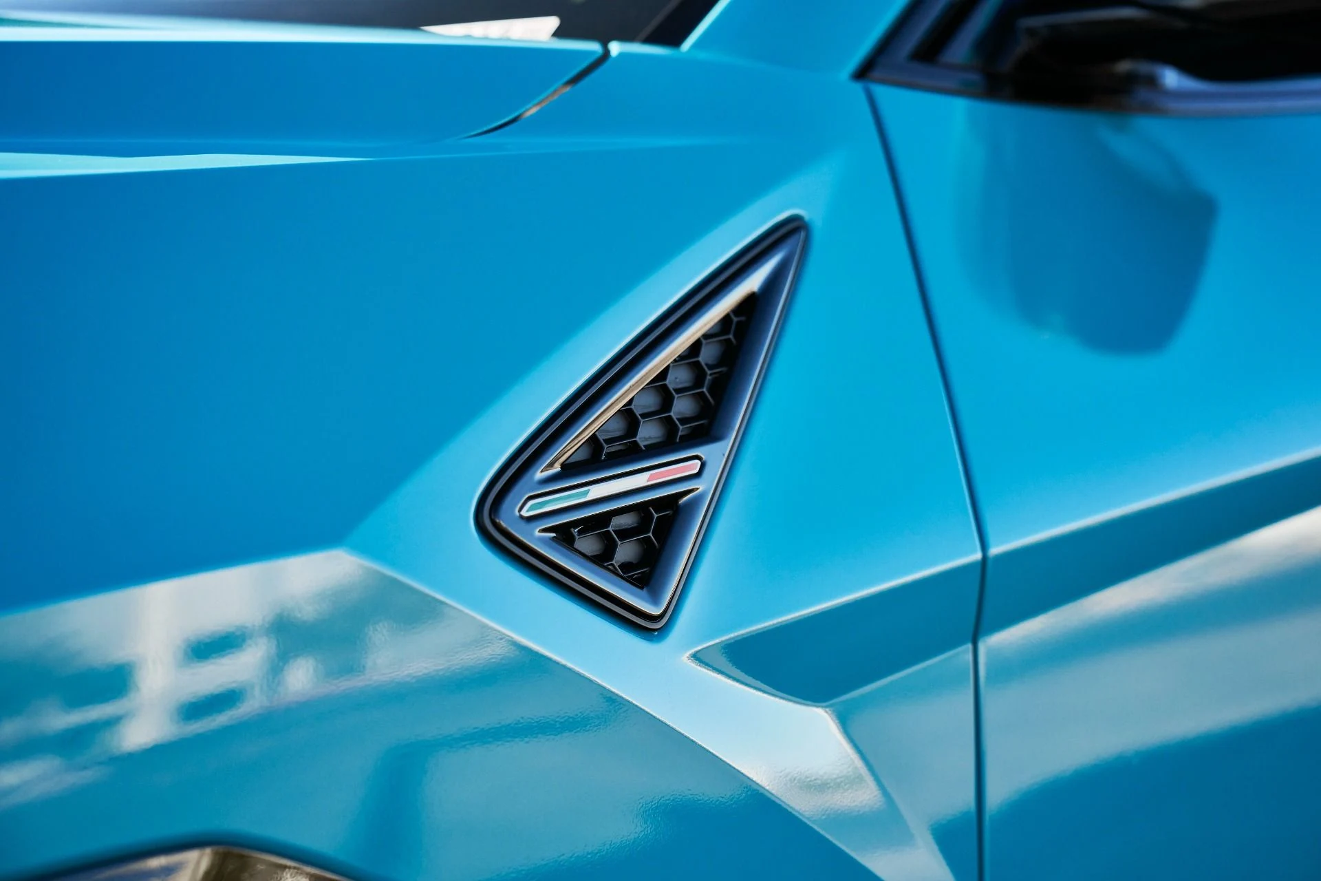 mph005_1932229401_Used_2021_Lamborghini_Urus_1765854431_1e0d0e3125