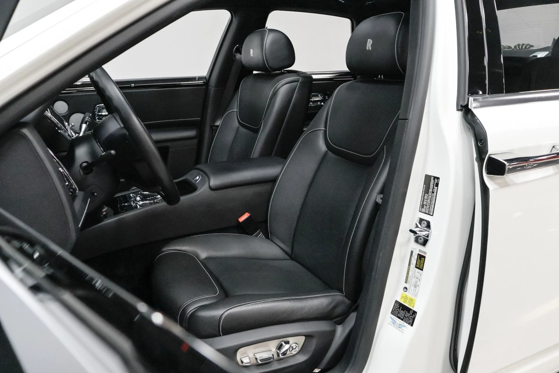 mph005_1952298946_Used_2016_Rolls_Royce_Ghost_Base_1761576536_c7100559f7