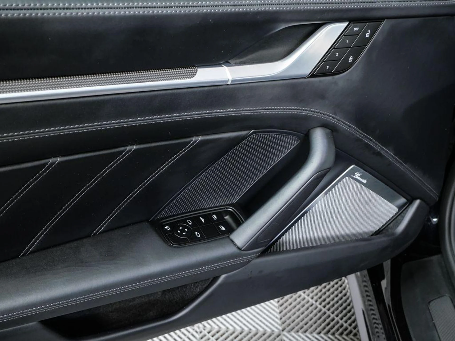 mph005_195523722_q_OEW_2g_Q_Glzv_Upn7x_Dkno_C_Yg_UEU_c6e9e41953