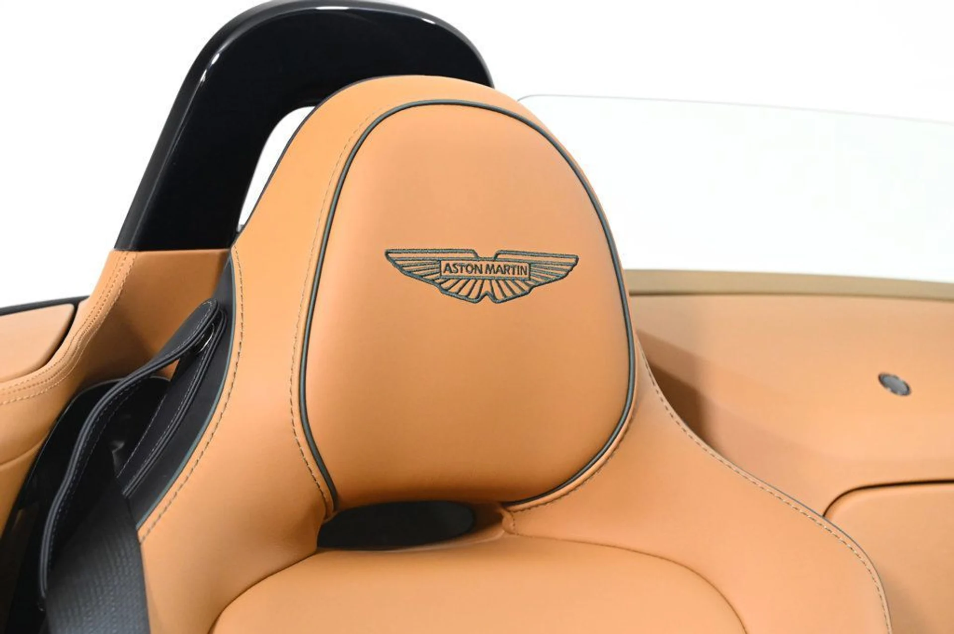 mph005_1961658339_used_2026_aston_martin_vantage_base_11350_22991010_5_1024_7c81b09e75