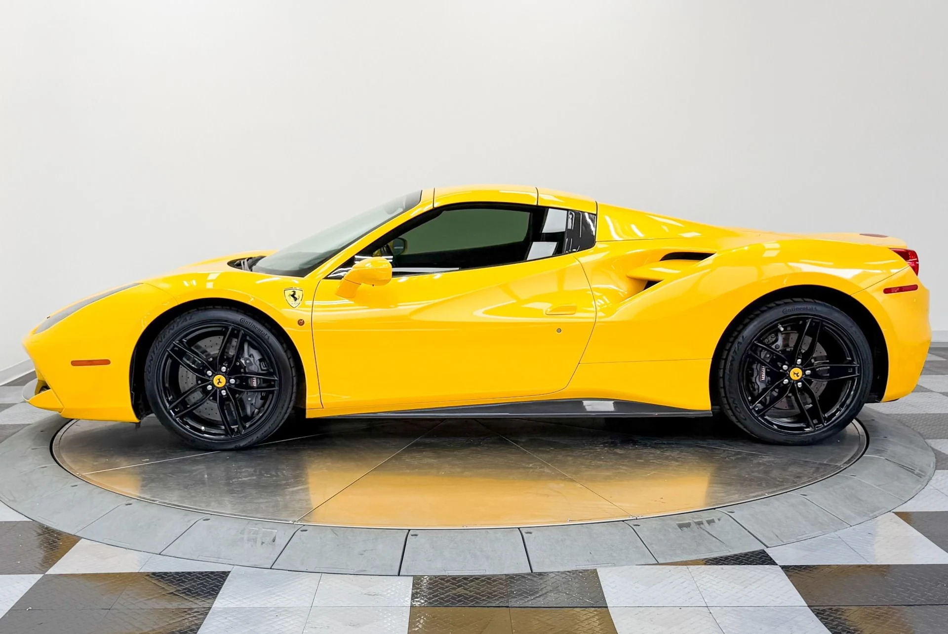 mph005_2008032319_Used_2017_Ferrari_488_Spider_Carbon_Fiber_Racing_Seats_Extensive_Carbon_Fiber_1782928237_0aa00d0849