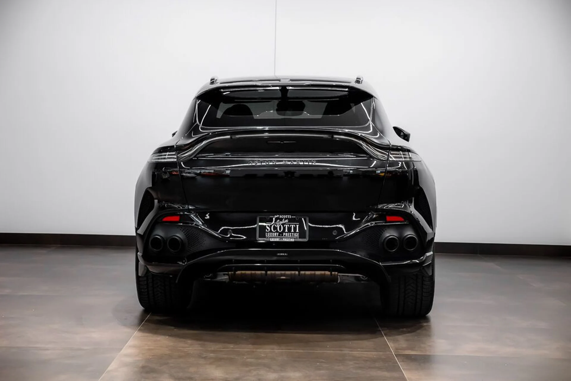 mph005_2026252165_aston_martin_dbx_2023_jpg_v_1754355020_c592a0a90e