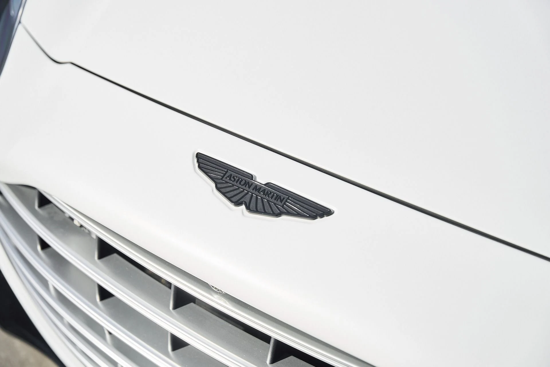 mph005_2027916148_Used_2025_Aston_Martin_DBX_707_1767063138_0cecf3720a