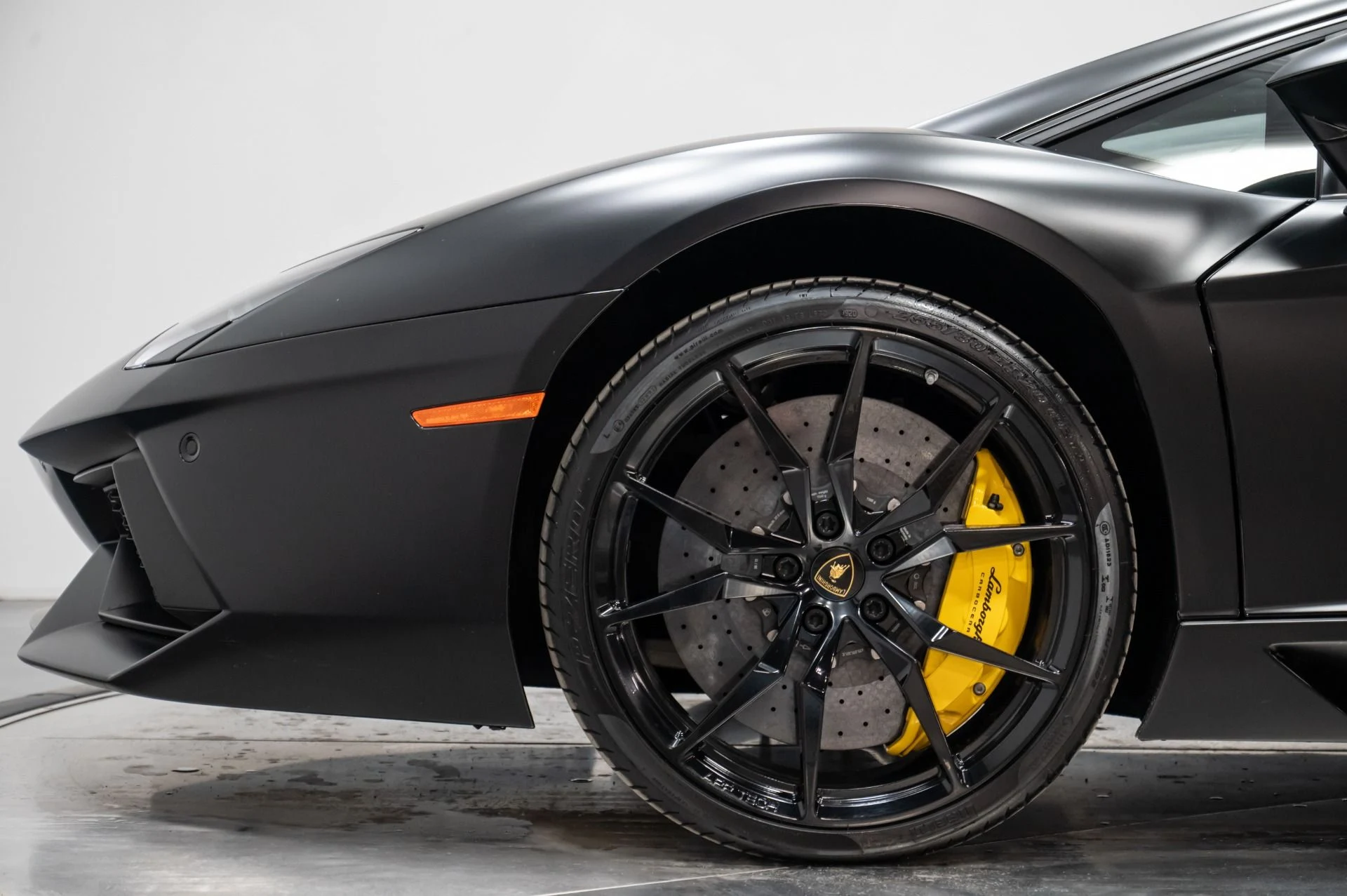 mph005_2054388593_Used_2014_Lamborghini_Aventador_1769104445_490b3c7b23