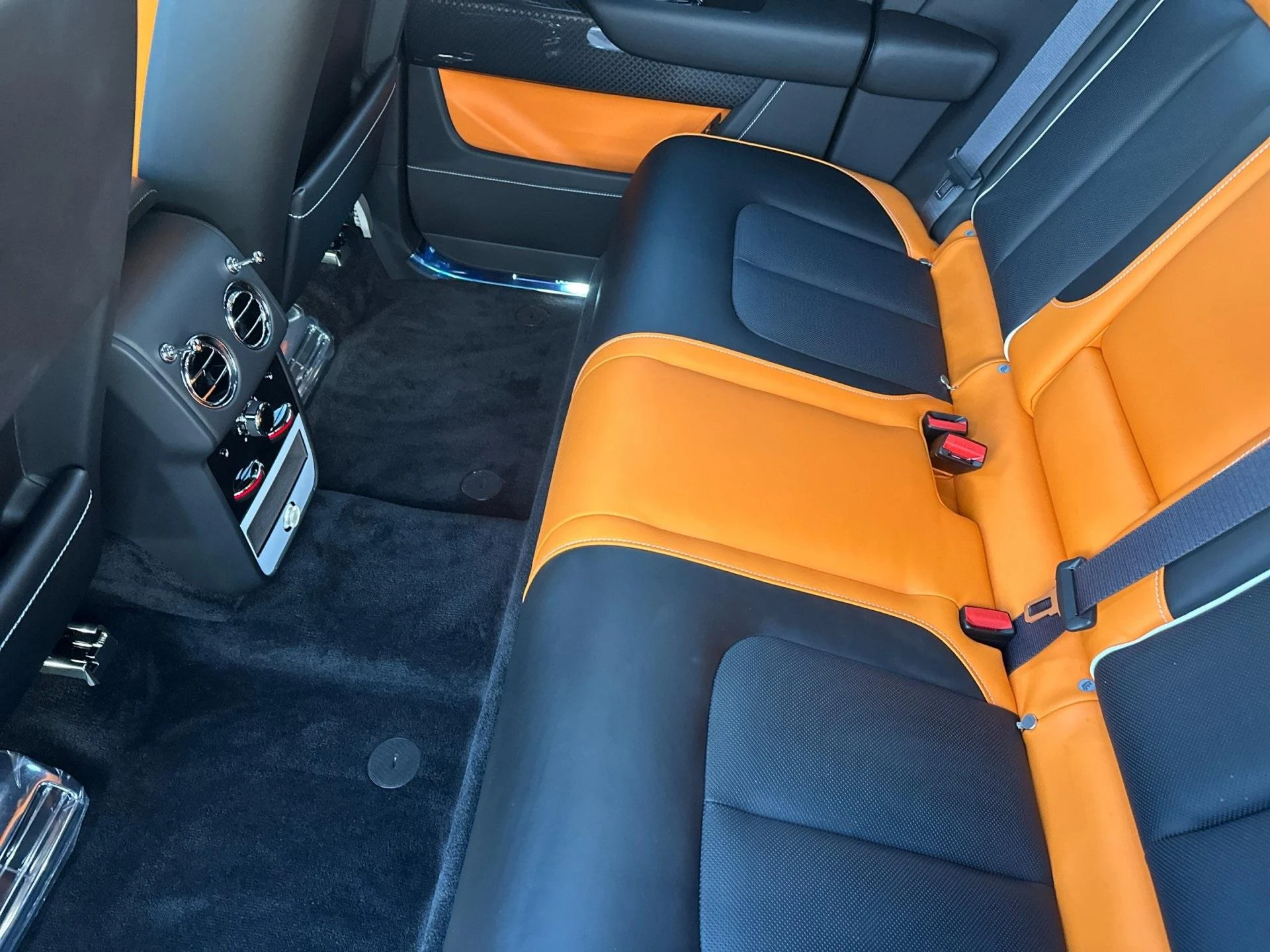 mph005_2062660848_New_2026_Rolls_Royce_Black_Badge_Cullinan_1764949796_fdbf54498a