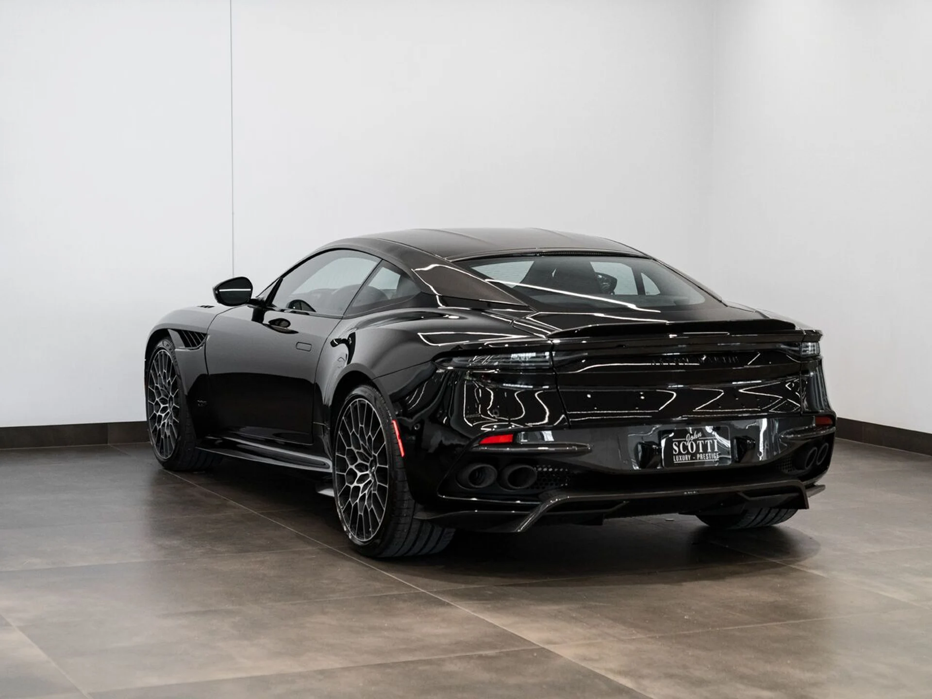 mph005_2096196159_aston_martin_dbs_2023_jpg_v_1758918548_96f422b116