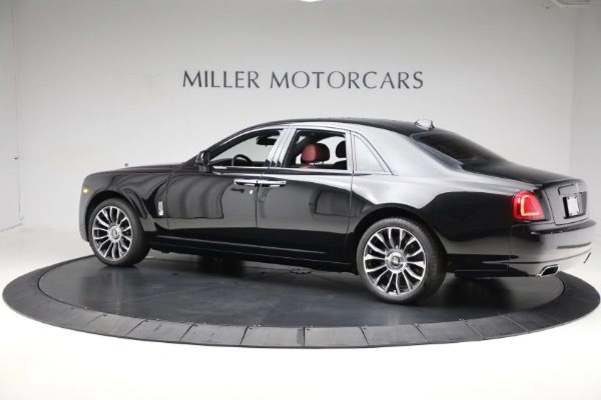 mph005_2114193727_Used_2020_Rolls_Royce_Ghost_f6f5694280