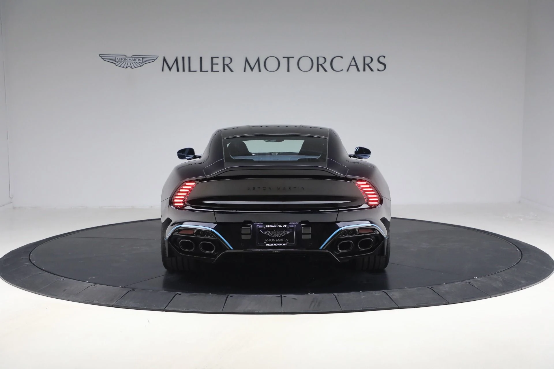 mph005_2121559550_Used_2025_Aston_Martin_Vanquish_1771024271_5a36cb55aa