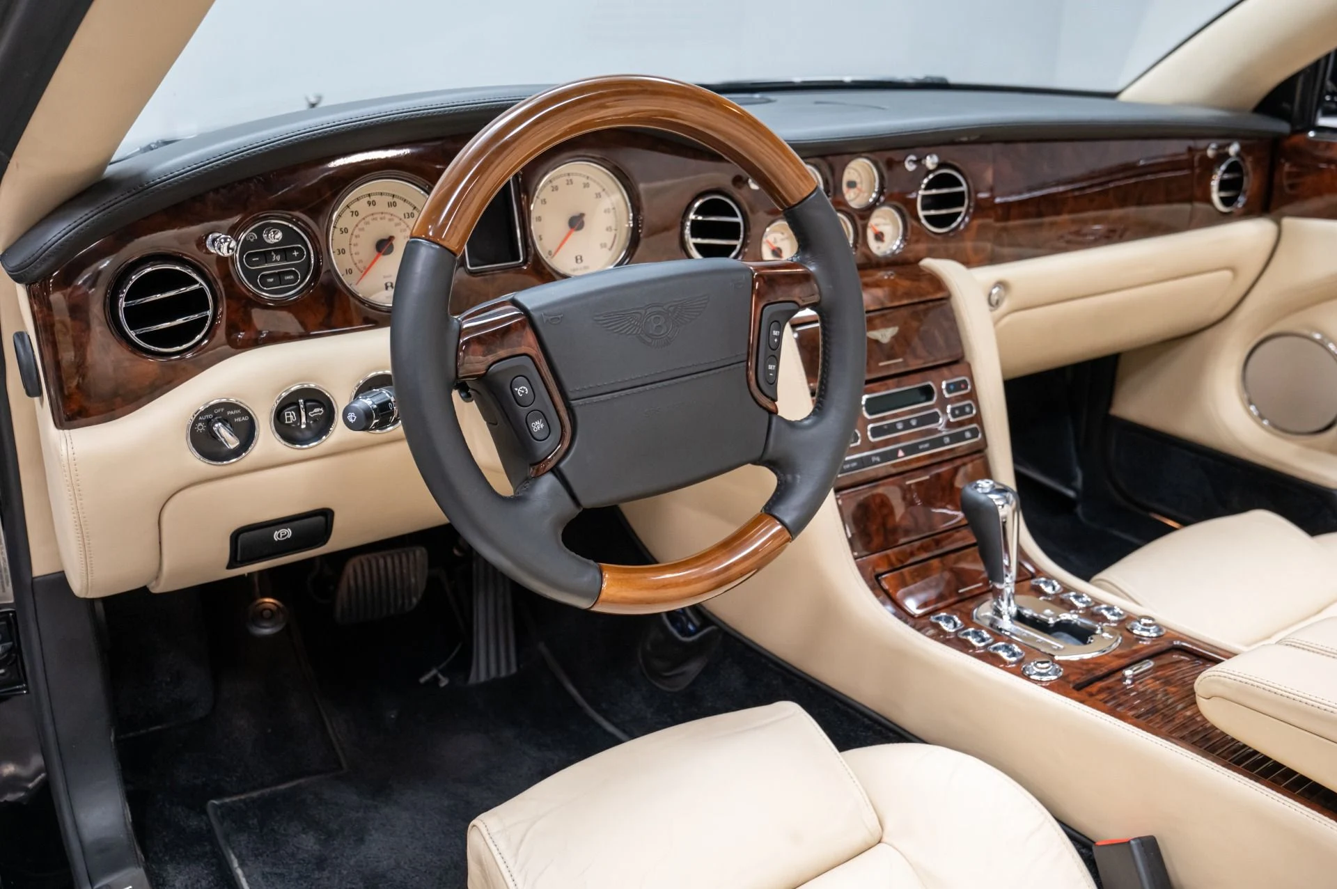 mph005_2123995121_Used_2007_Bentley_Azure_1738176640_45032333eb