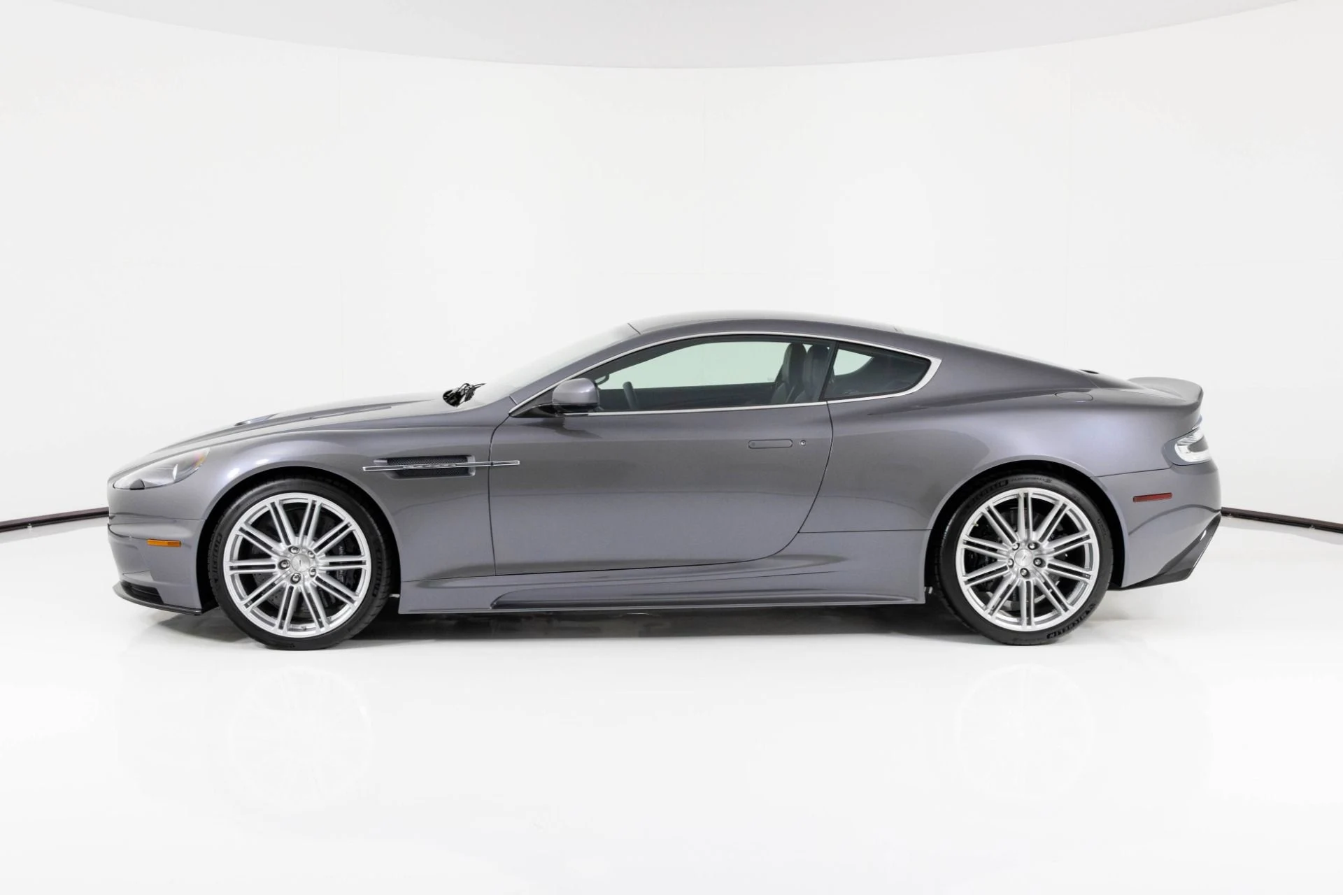mph005_2147633481_Used_2009_Aston_Martin_DBS_1763602362_e8e078f3ad