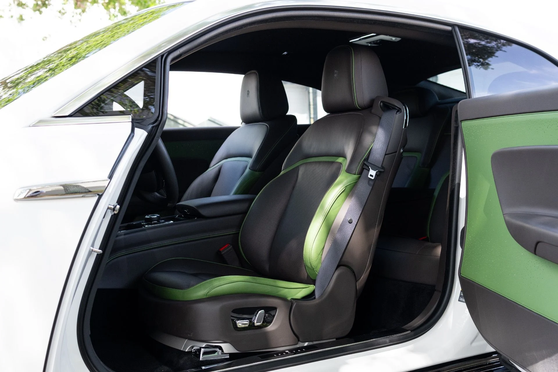 mph005_2172156738_Used_2024_Rolls_Royce_Spectre_1775023108_e4450625ec