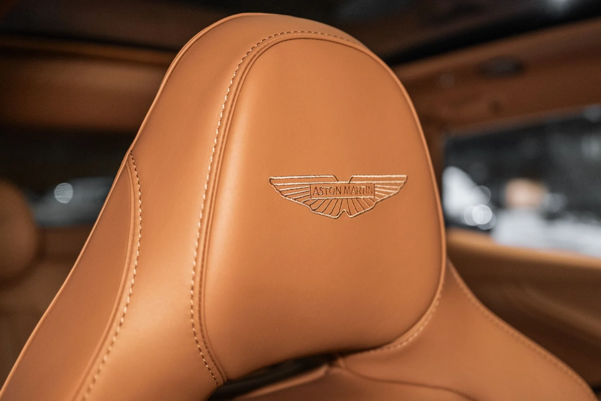 mph005_2173133759_New_2025_Aston_Martin_DBX_707_1736525451_16028092a1