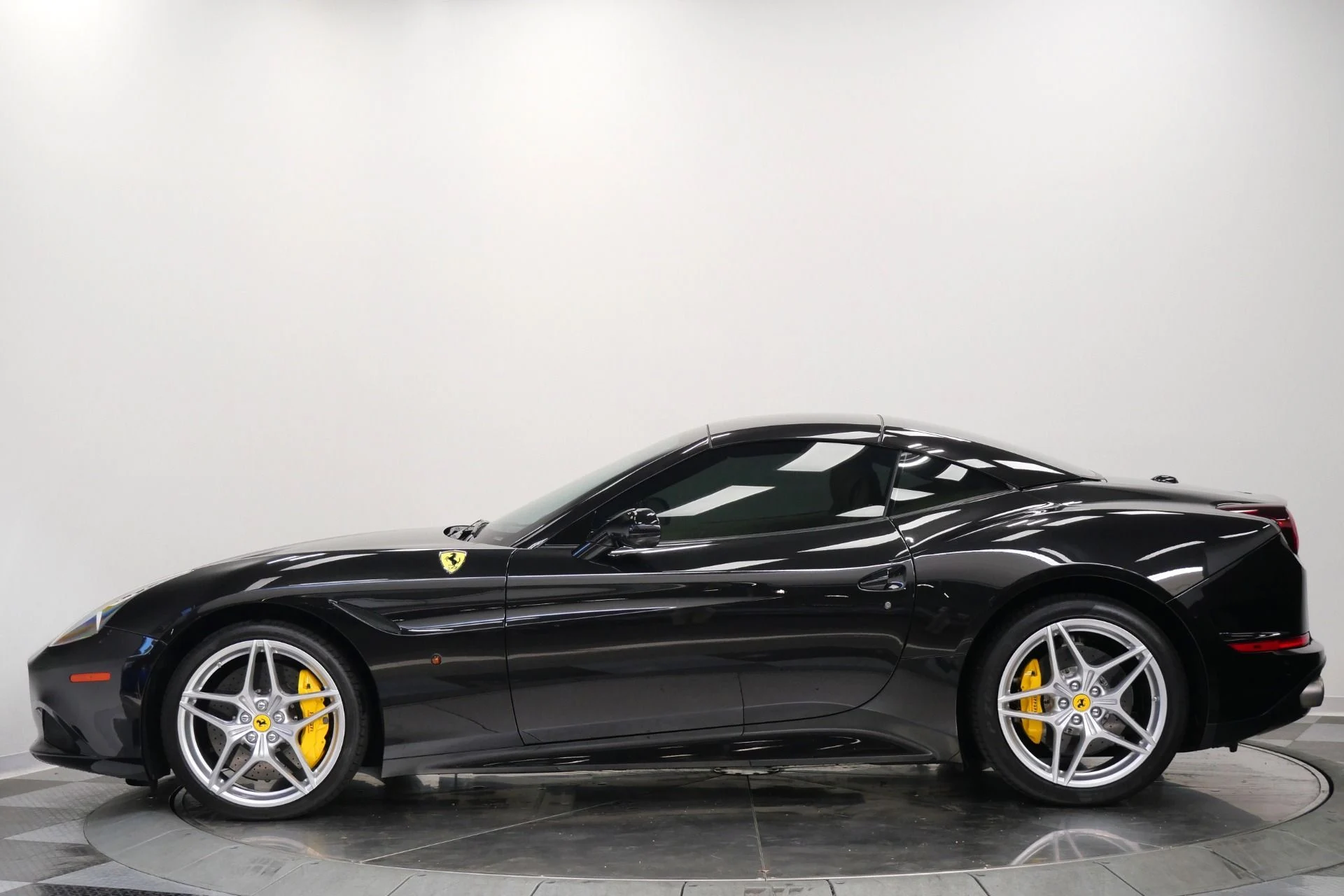 mph005_2218020117_Used_2015_Ferrari_California_T_Diamond_Quilted_Seats_Carbon_Fiber_Driving_Zone_1780071099_217ff60a9a