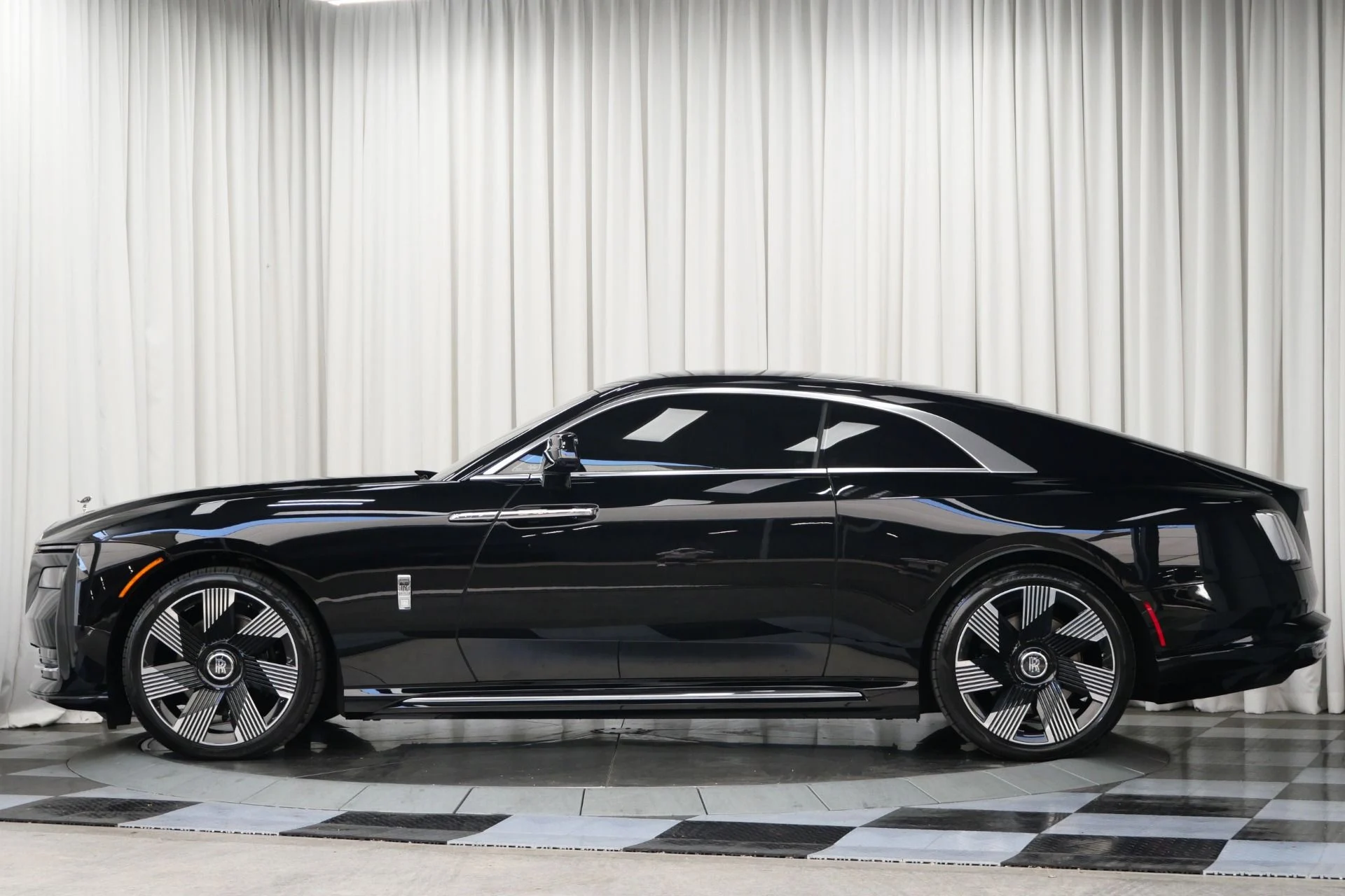 mph005_2220425510_Used_2025_Rolls_Royce_Spectre_1753114498_12a6bd342a