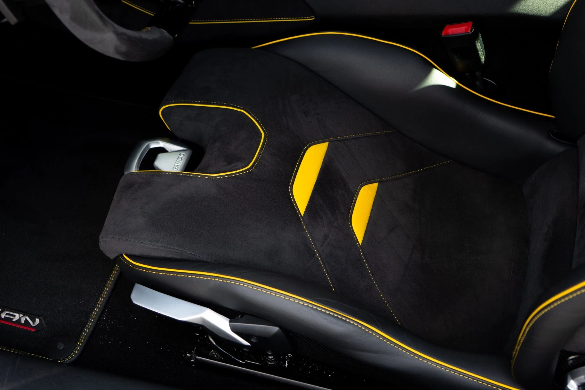 mph005_2227436194_Used_2022_Lamborghini_Huracan_EVO_1764129423_ce34d170d2