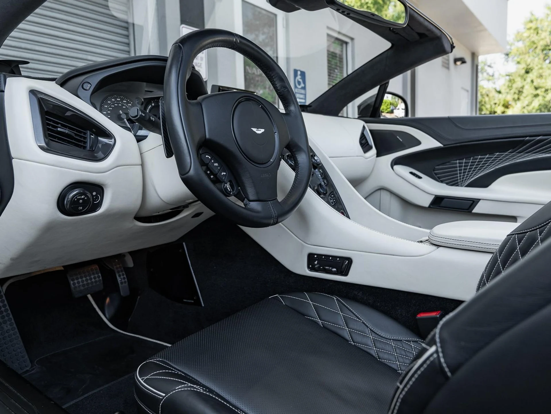 mph005_2237801443_Used_2018_Aston_Martin_Vanquish_S_1759353626_76e80c699c