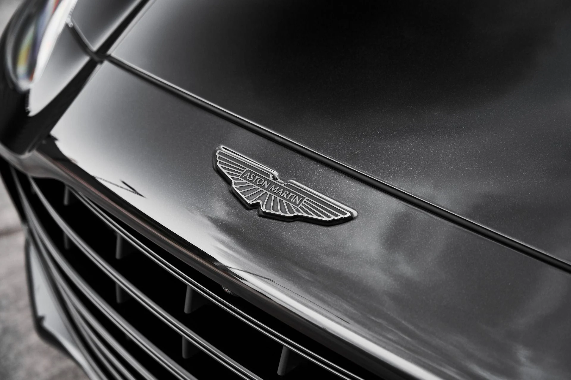 mph005_2249262950_Used_2025_Aston_Martin_DBX_707_1775007932_2b1ae8ed05