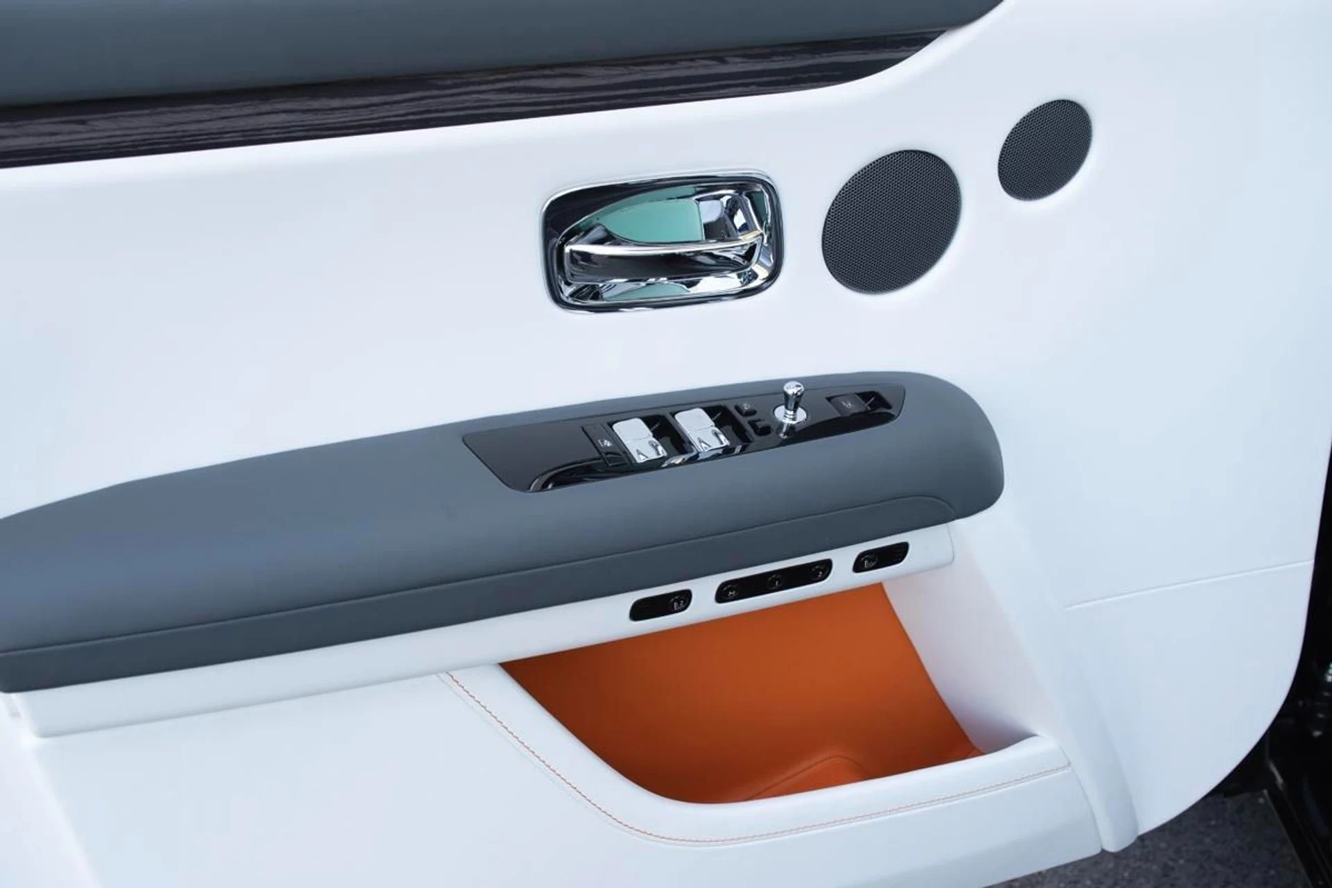 mph005_2250616183_Used_2024_Rolls_Royce_Ghost_1733915394_6d0f5521c0