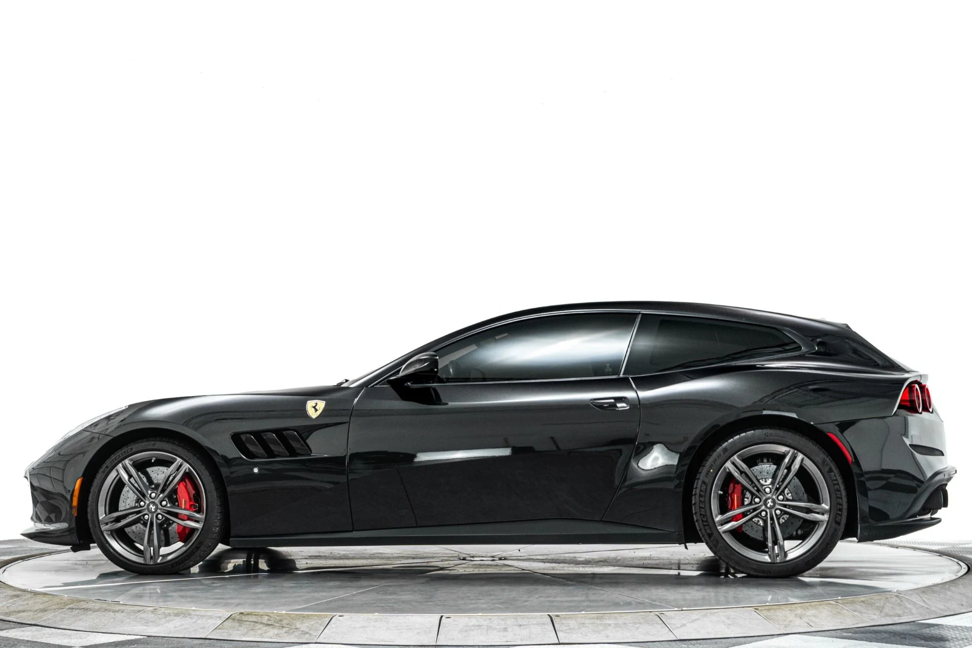 mph005_2265697911_Used_2019_Ferrari_GTC_4_Lusso_1790632614_12ac6d290a