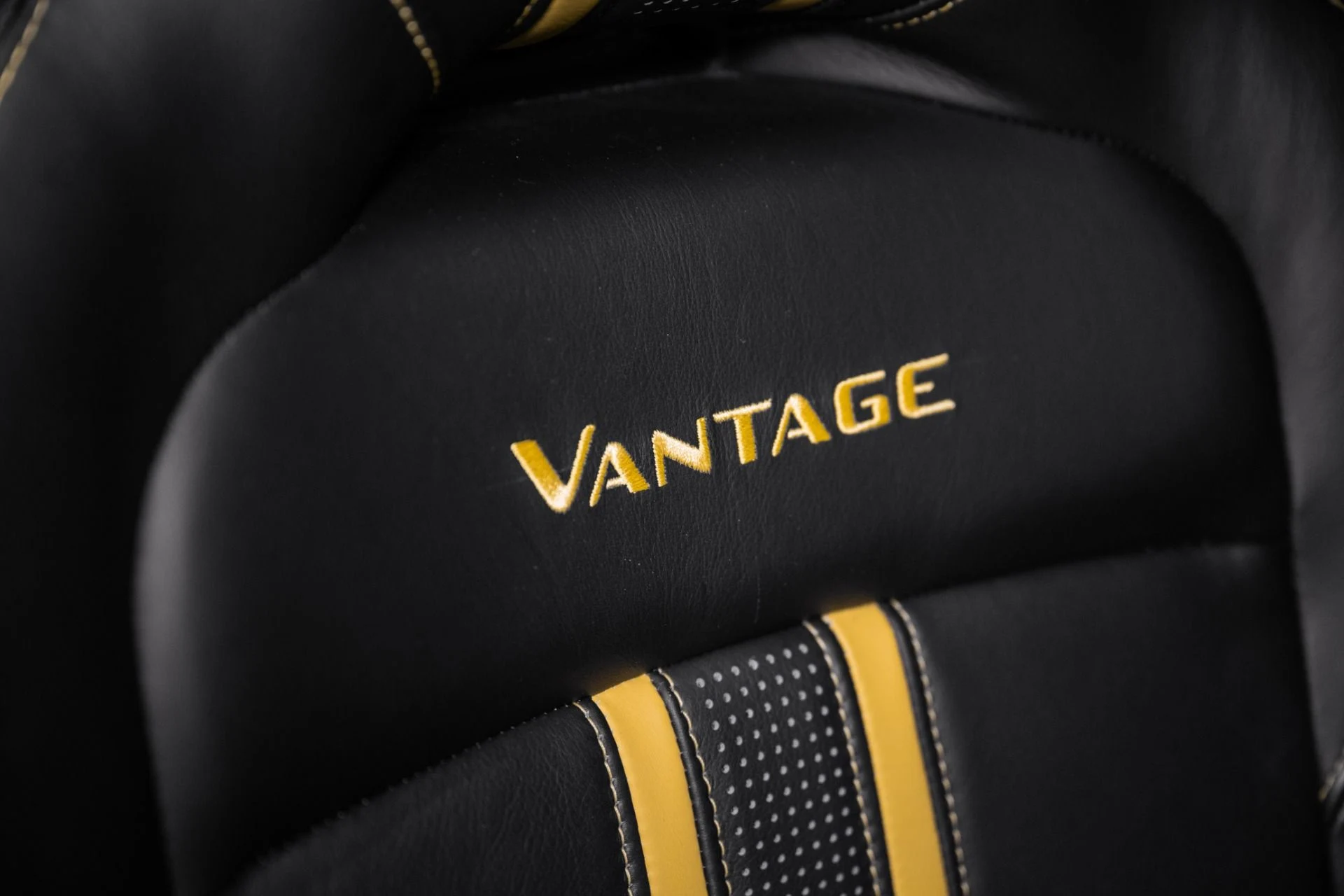 mph005_2290690307_Used_2019_Aston_Martin_Vantage_1765989078_dff87ffa8e