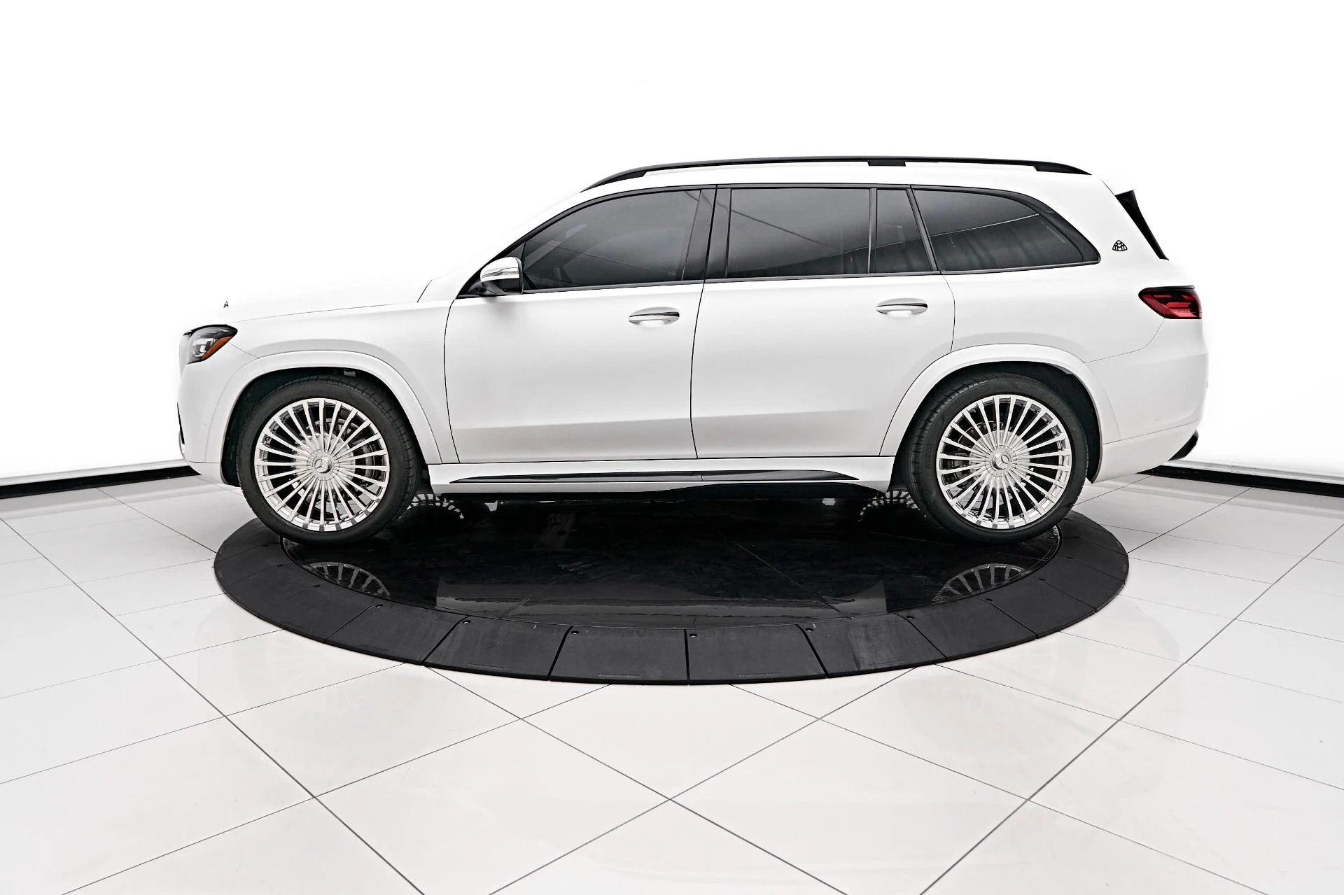 mph005_2307103089_Used_2024_Mercedes_Benz_GLS_Maybach_GLS_600_1723928660_0408cccf45