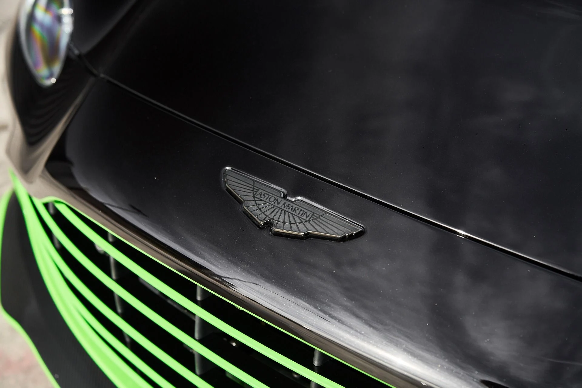 mph005_2308404741_Used_2023_Aston_Martin_Vantage_Base_1762913663_2c77254ed4