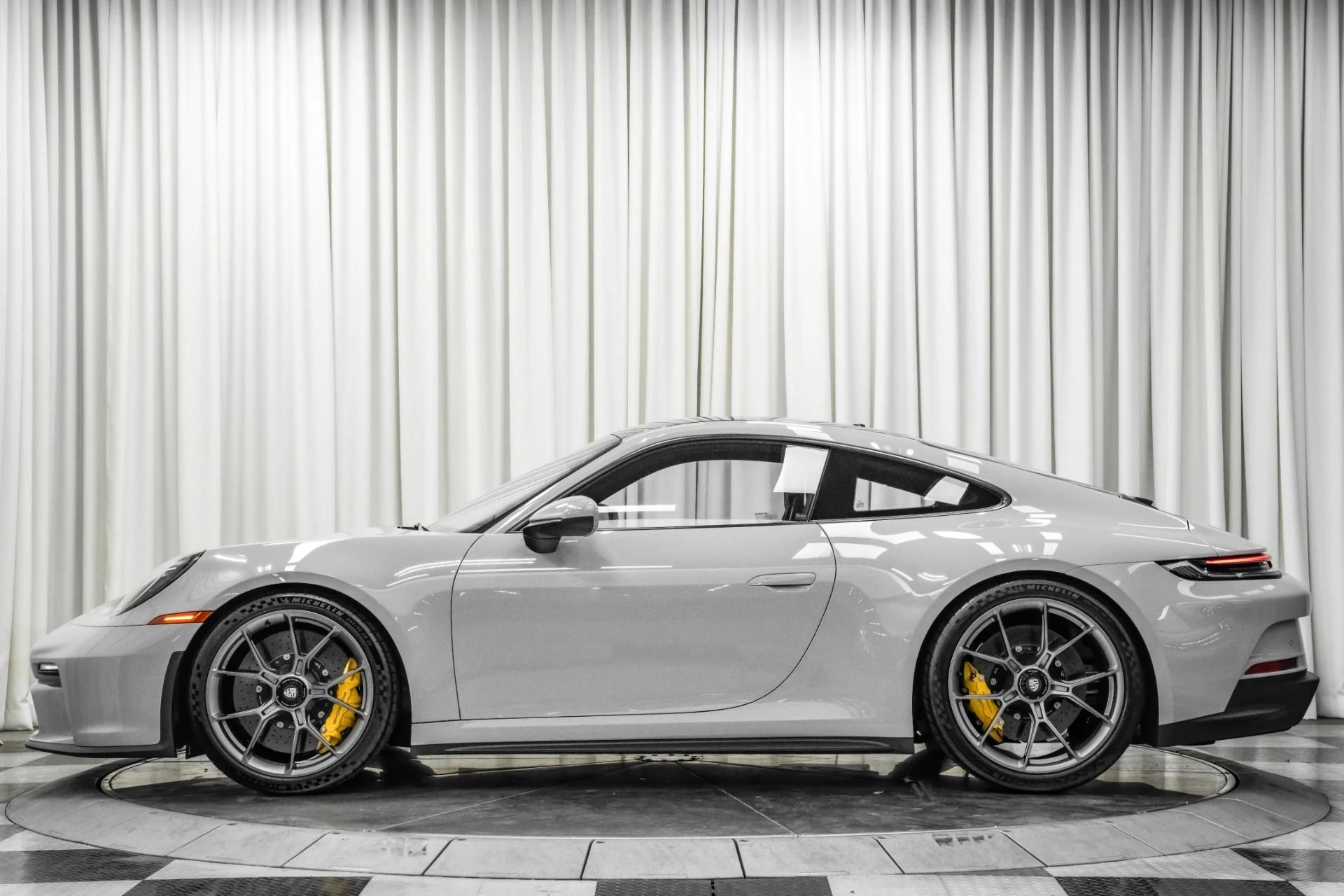 mph005_2320582905_Used_2024_Porsche_911_GT_3_Touring_1761939000_63b939a44a