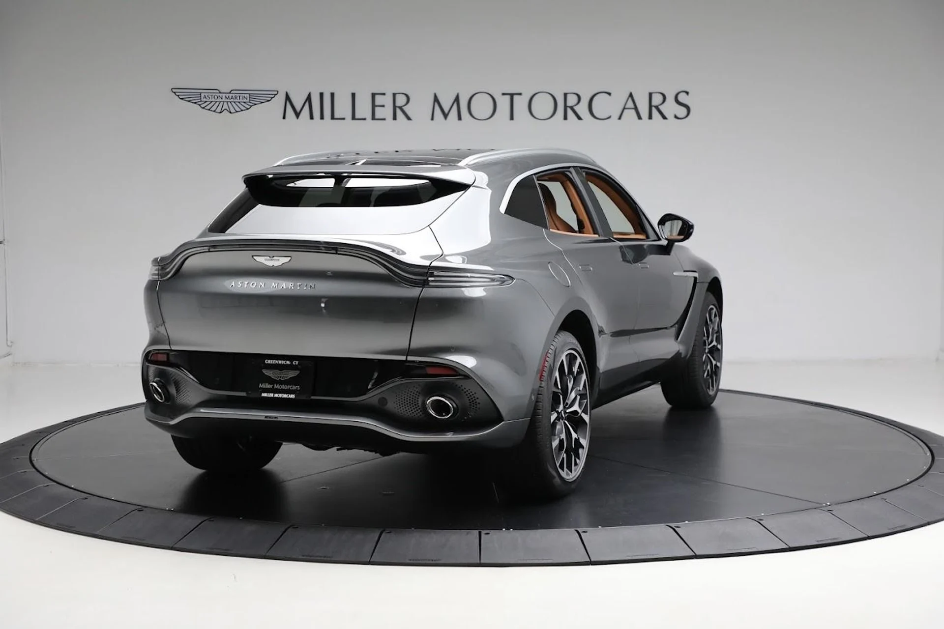 mph005_232247389_Used_2024_Aston_Martin_DBX_1712693701_c3245613ce
