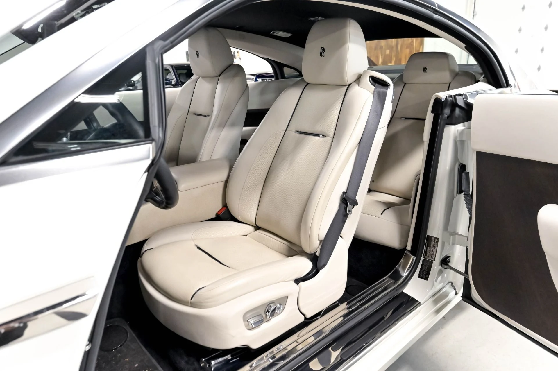 mph005_2328982847_Used_2014_Rolls_Royce_Wraith_Base_1781033999_0c41b28eae