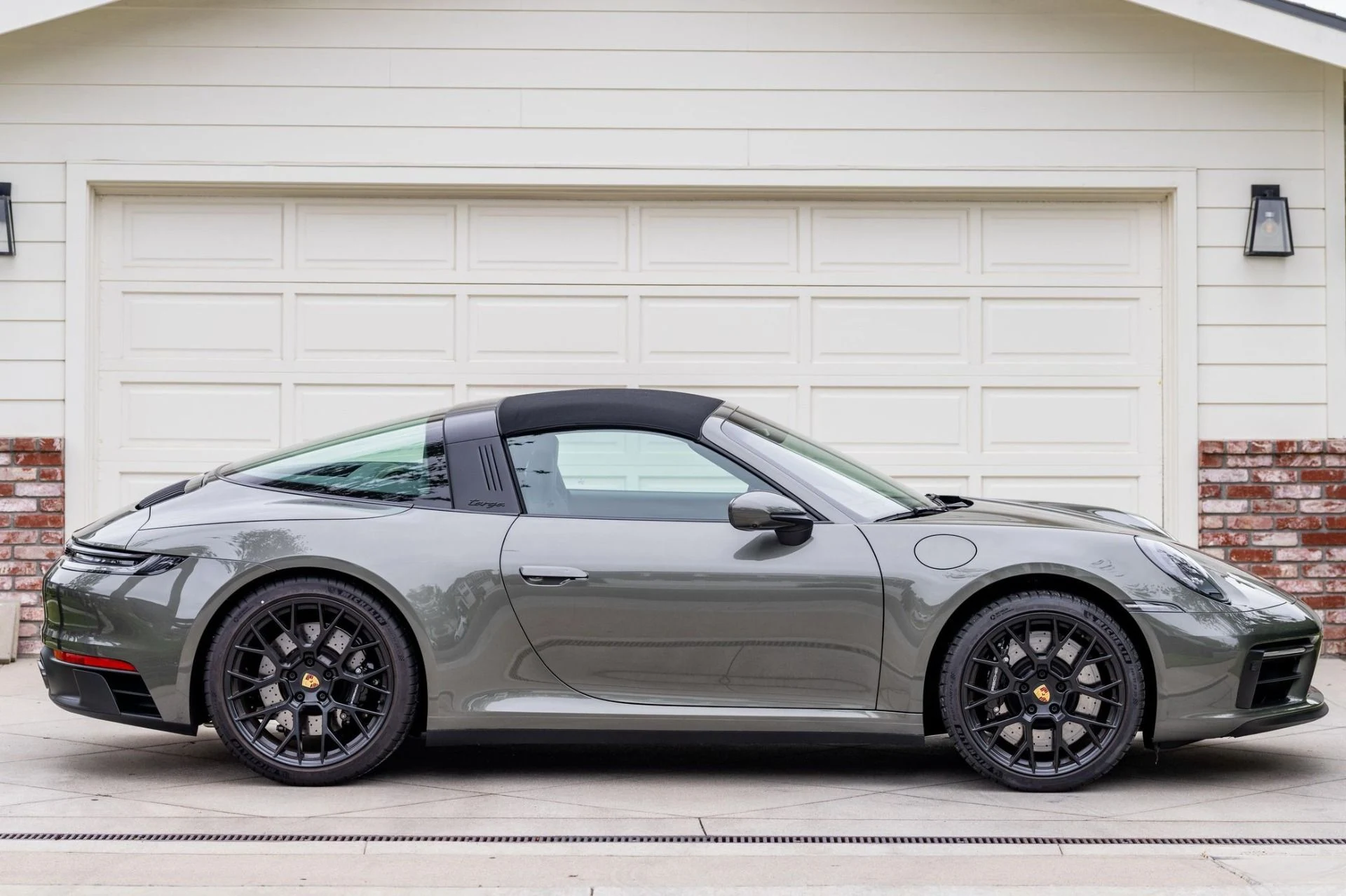 mph005_2342006543_Used_2024_Porsche_911_Targa_4_GTS_1782170019_2f55146e2a