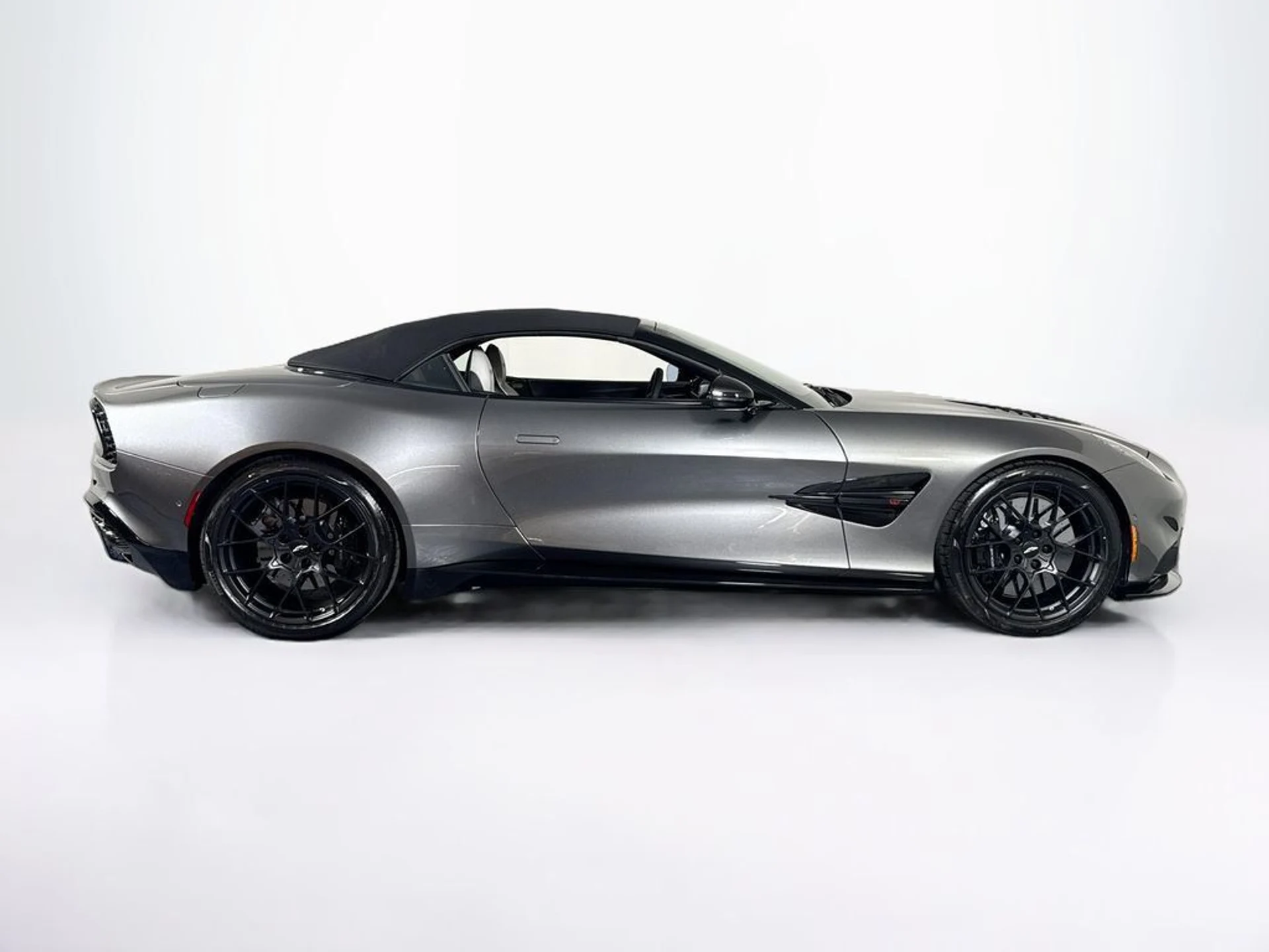 mph005_235122701_new_2027_aston_martin_vanquish_volante_11350_23067135_6_1024_5bfee335da
