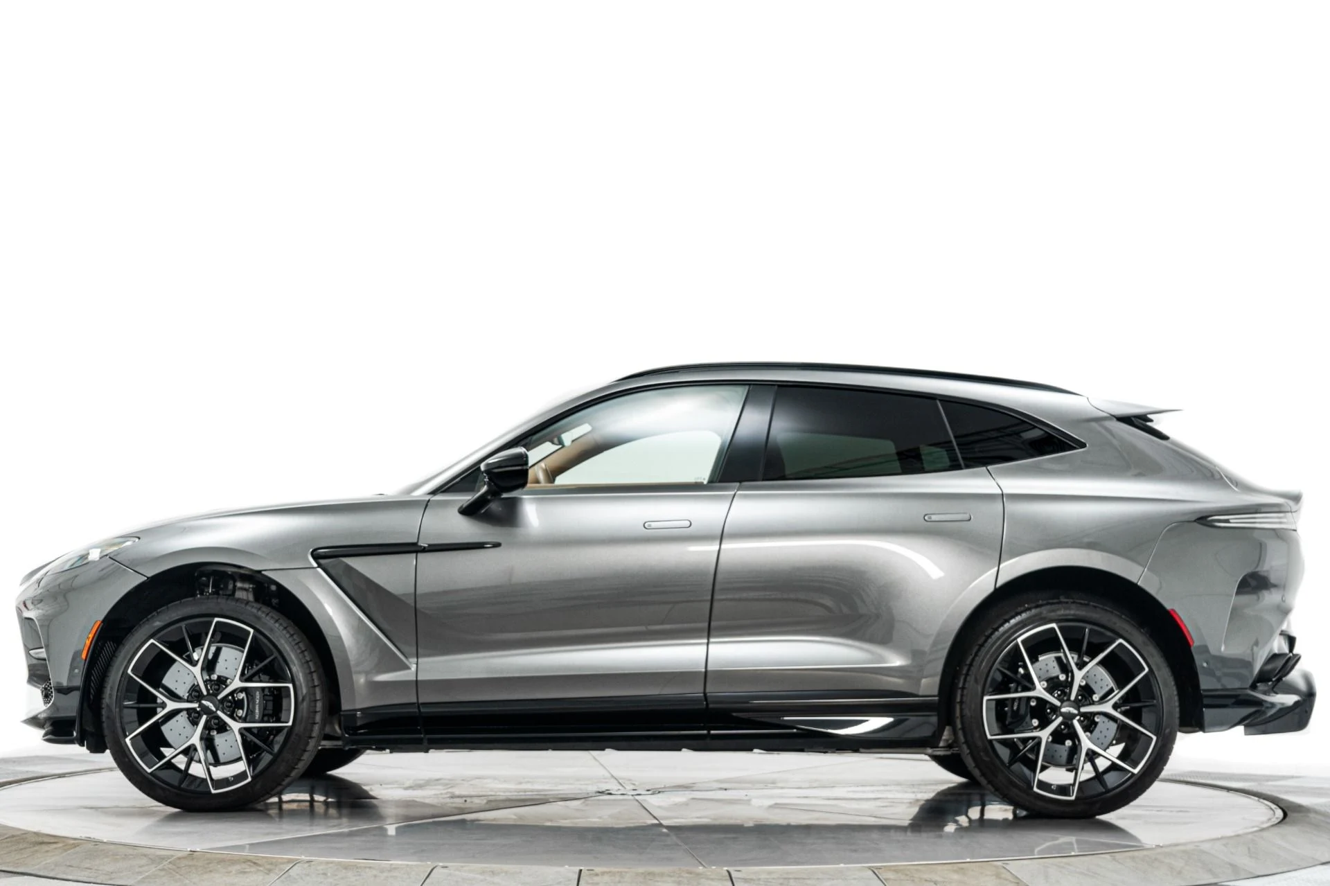 mph005_23736939_Used_2025_Aston_Martin_DBX_707_1780350121_fa94d7cddb