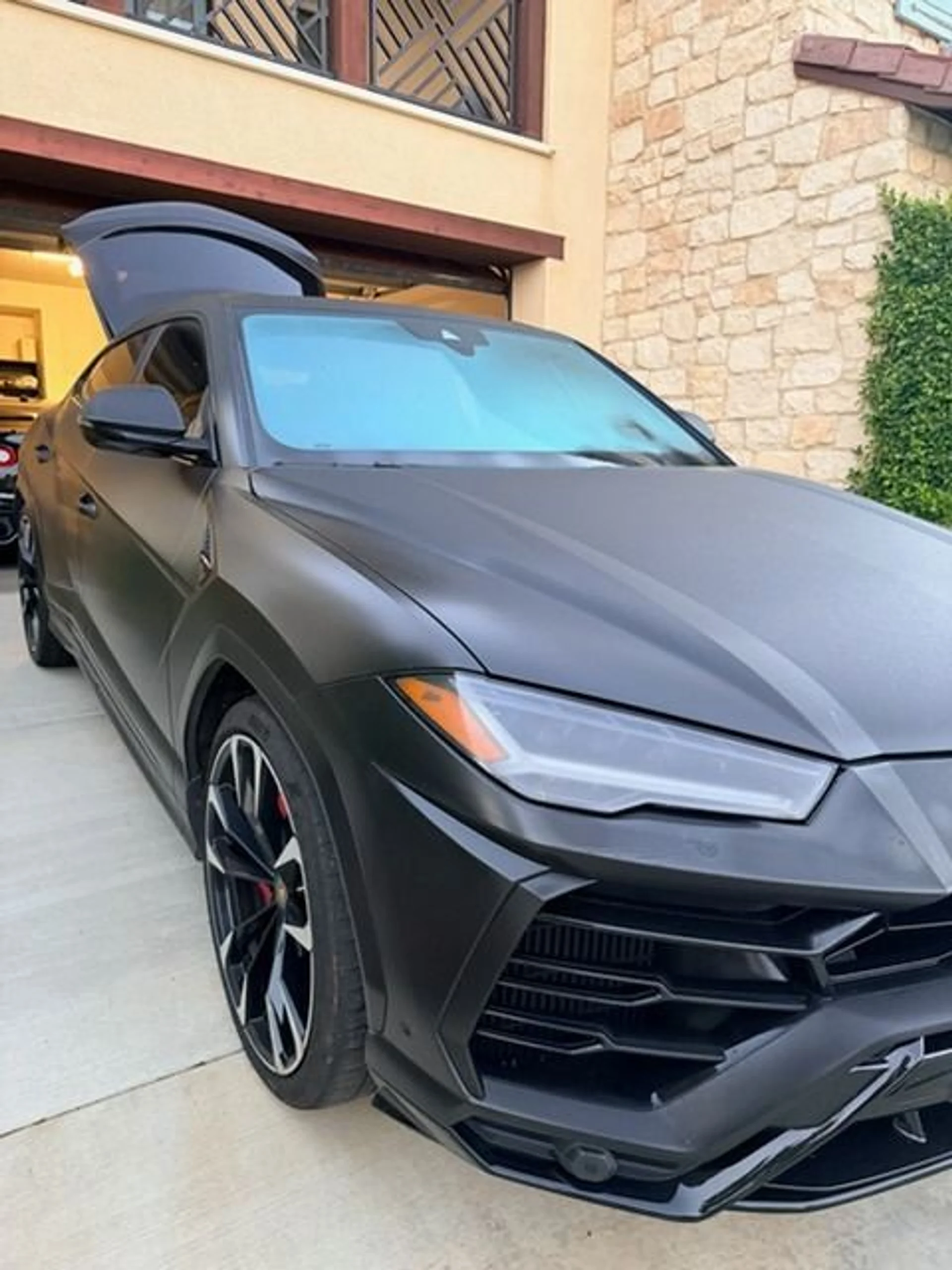mph005_2373751446_Used_2022_Lamborghini_Urus_1762196938_351cd54949
