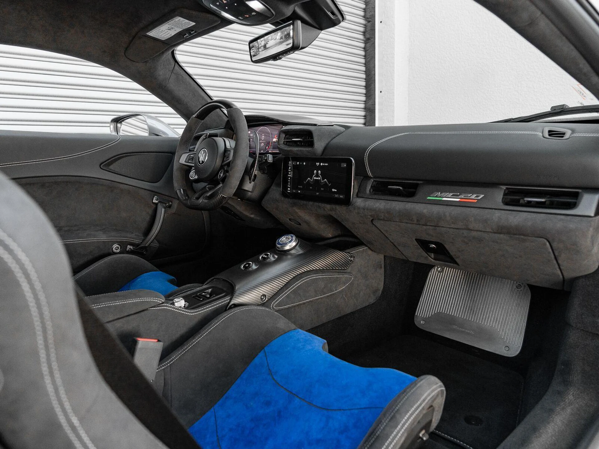 mph005_2380273876_Used_2022_Maserati_MC_20_Coupe_1784923349_40e4ec609a