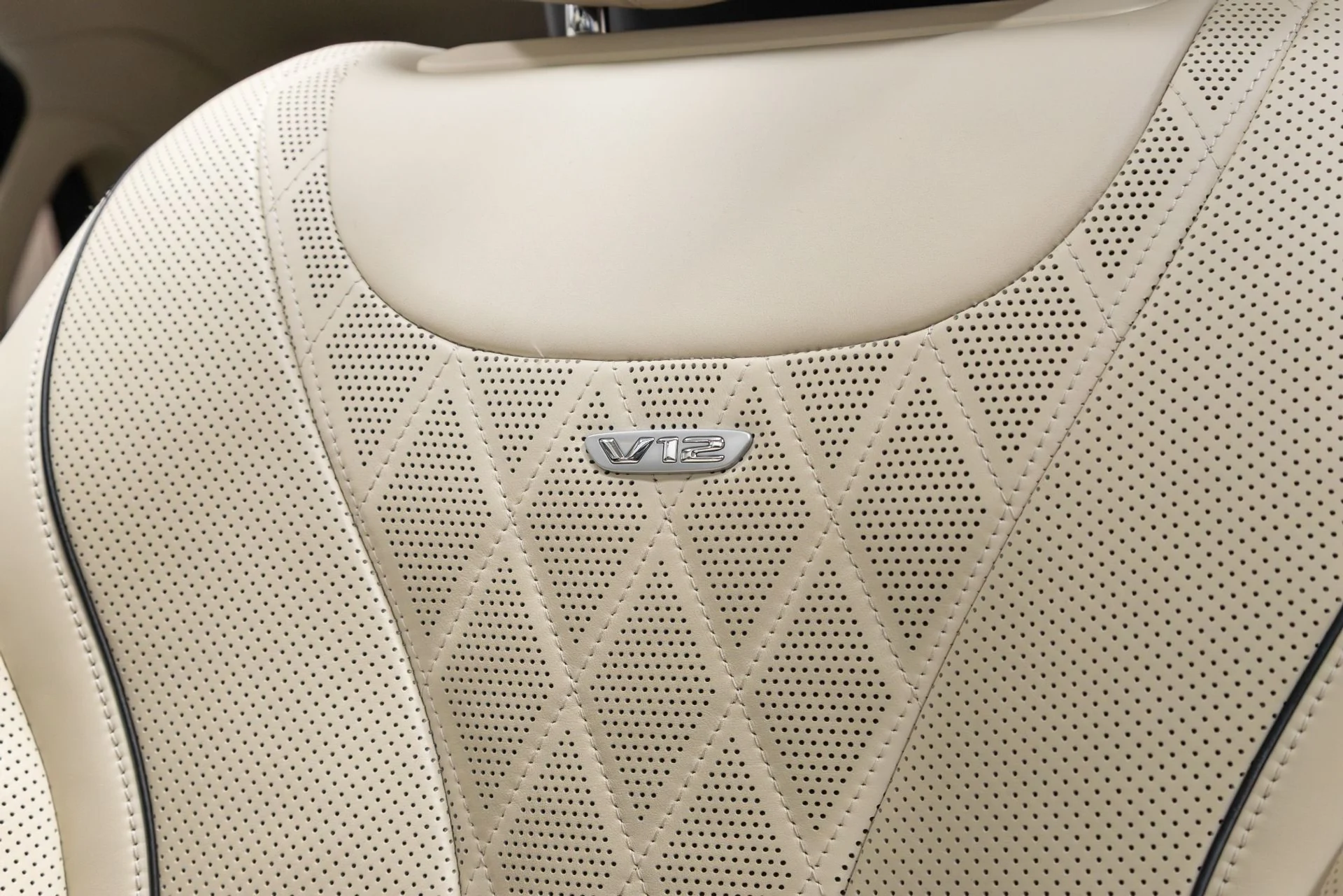 mph005_2388573000_Used_2016_Mercedes_Benz_S_Class_Maybach_S_600_1763585896_0c67bf00a6