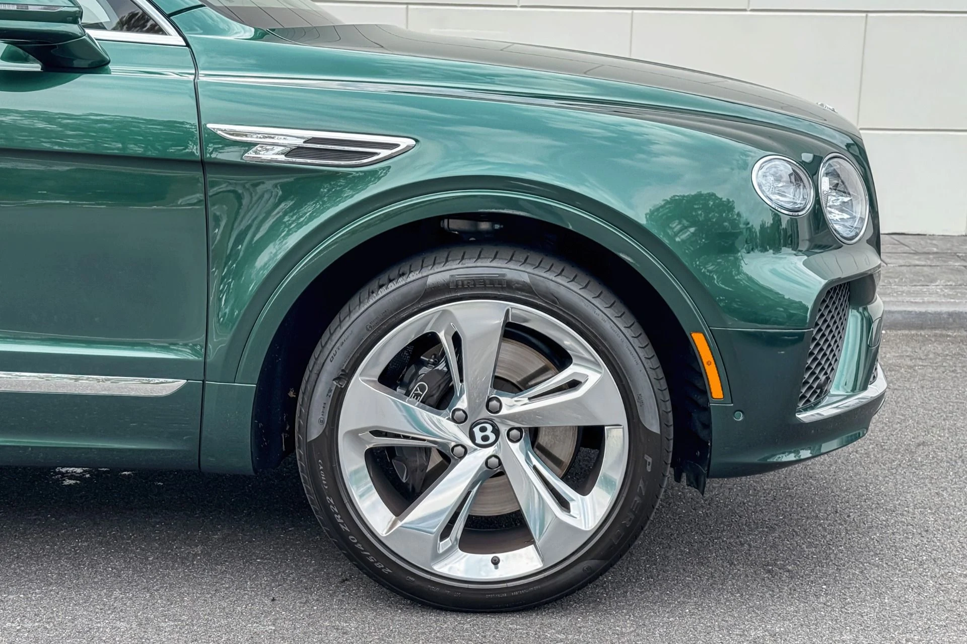 mph005_240433643_Used_2023_Bentley_Bentayga_V8_1750758870_b240f71a16