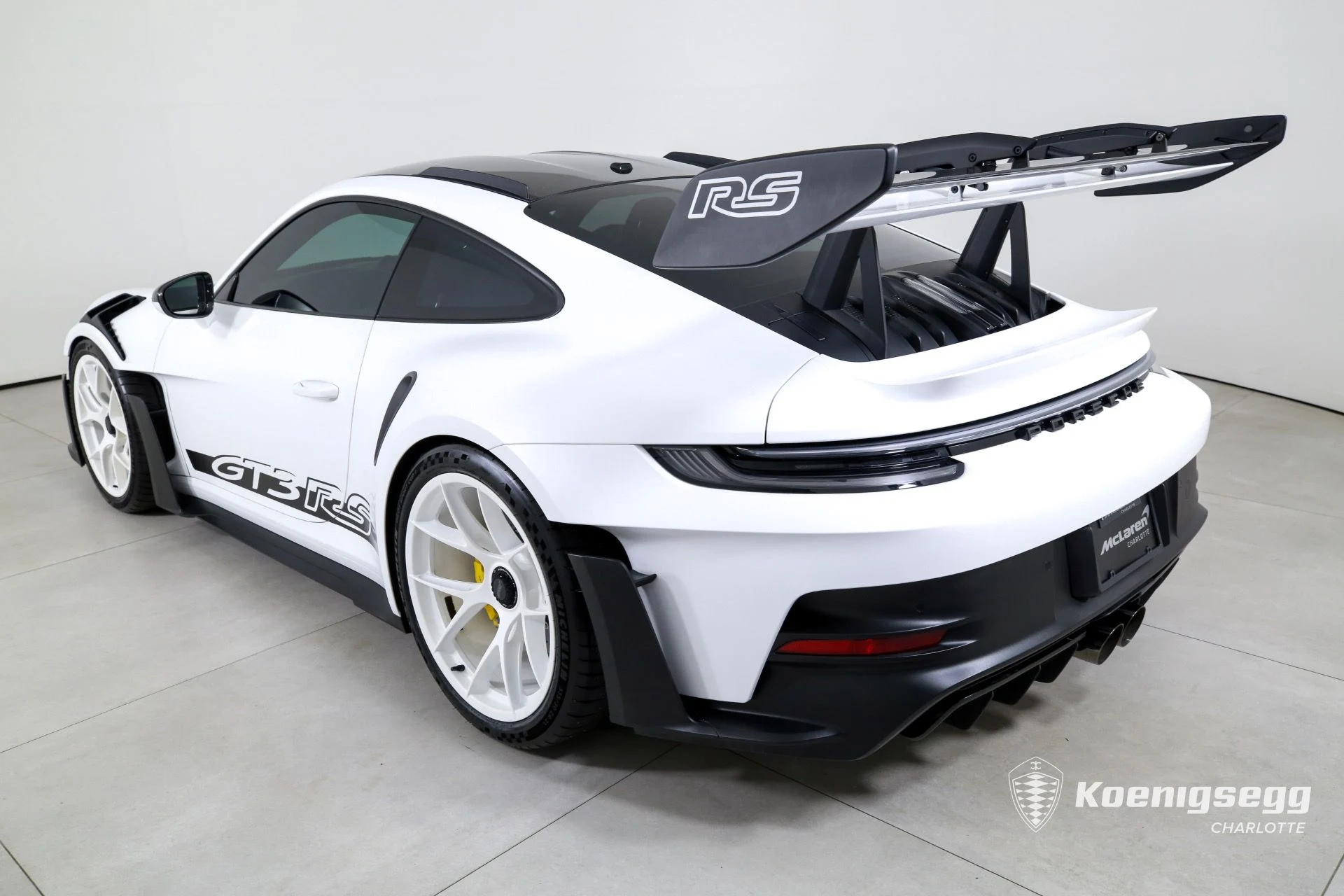 mph005_2406358566_Used_2024_Porsche_911_GT_3_RS_1761086106_6c7ddec925