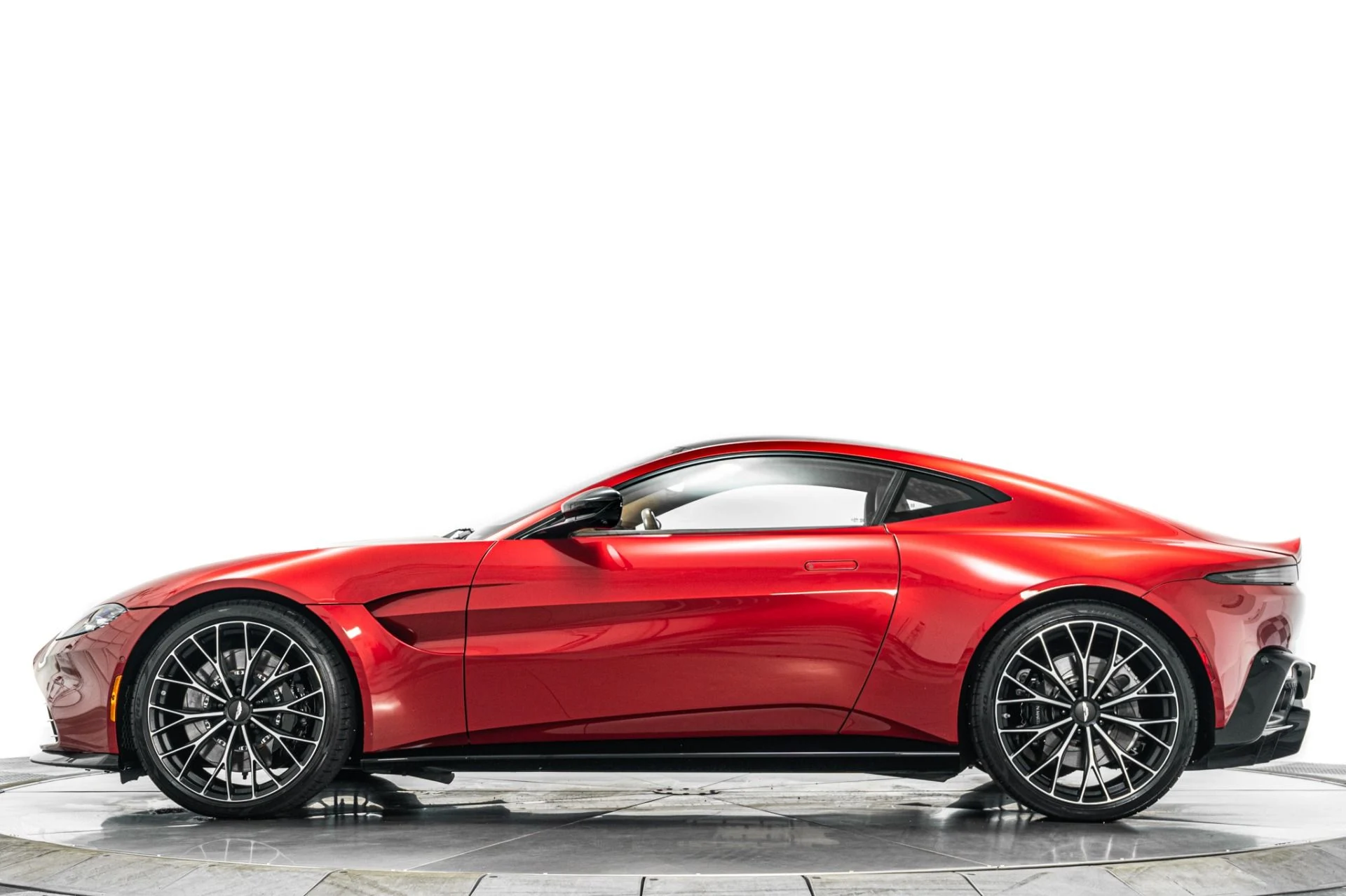mph005_2423170430_Used_2023_Aston_Martin_Vantage_V8_Diamond_Turned_Wheels_Black_Packs_Contrast_Stitching_1783518748_cff71ef5c0