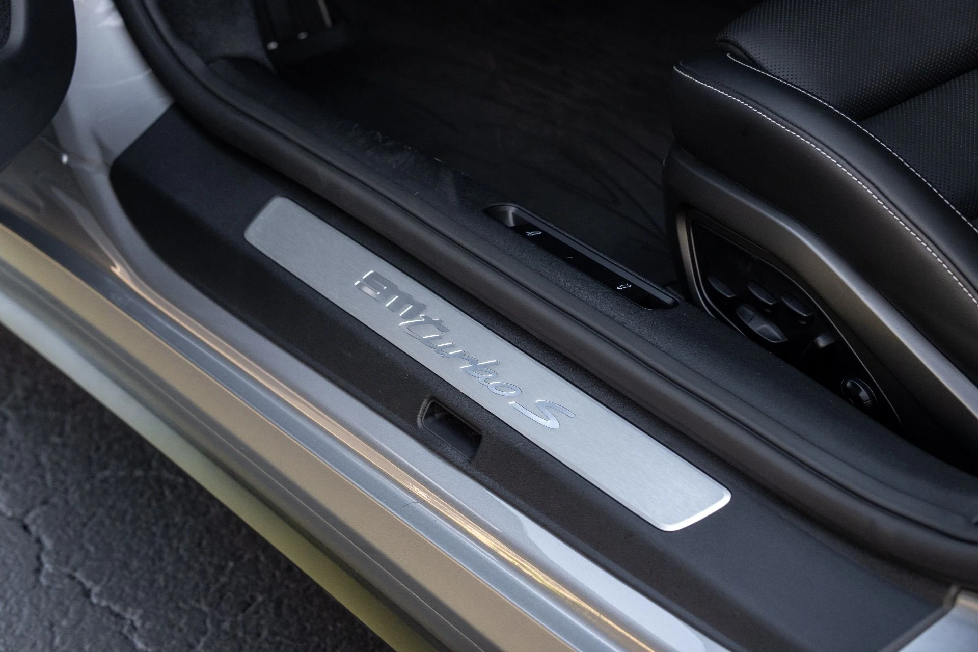 mph005_2436559983_Used_2021_Porsche_911_Turbo_S_1758737347_49ff218b3c