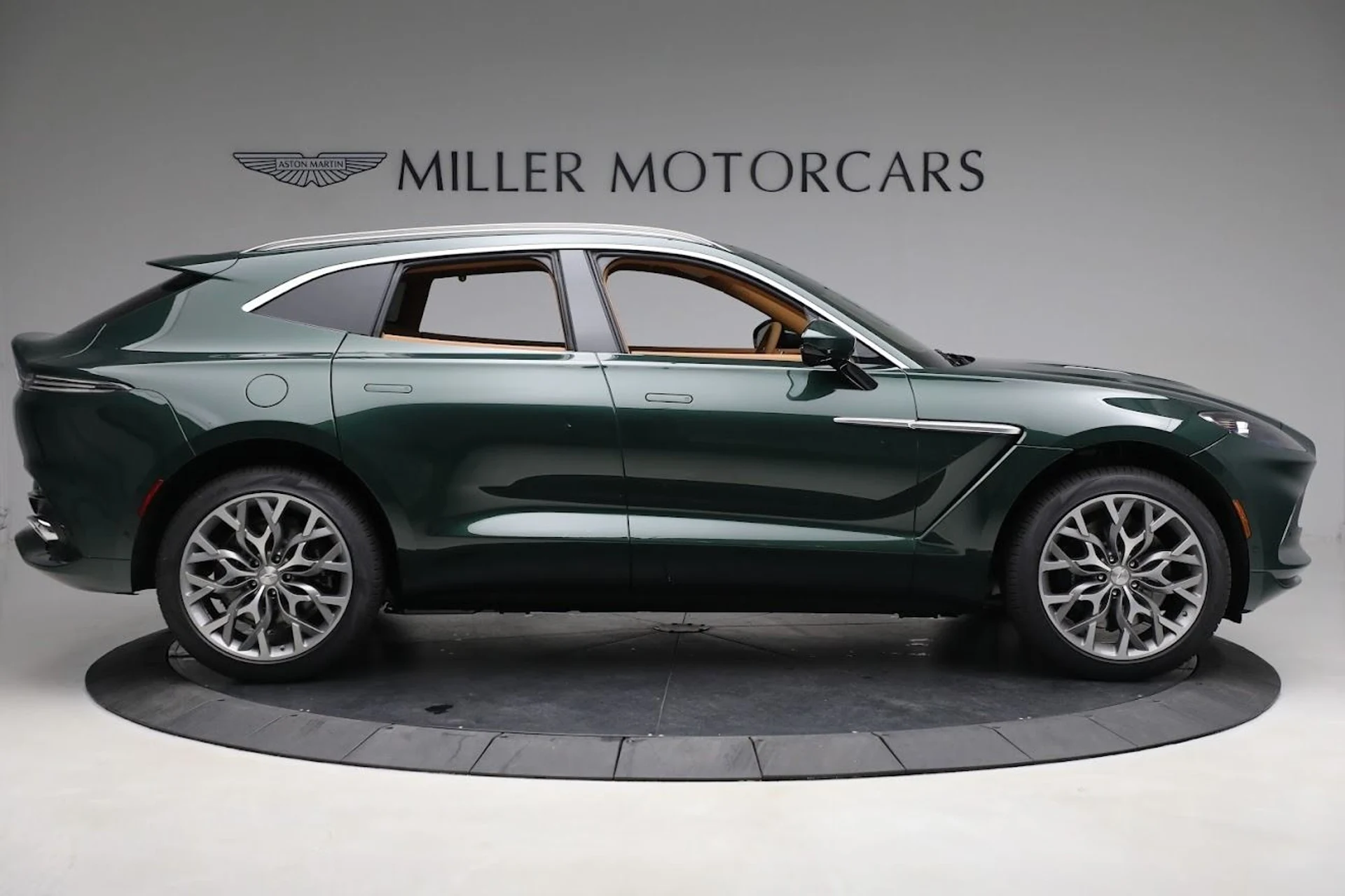 mph005_2470110943_Used_2023_Aston_Martin_DBX_1685647271_057a41525e