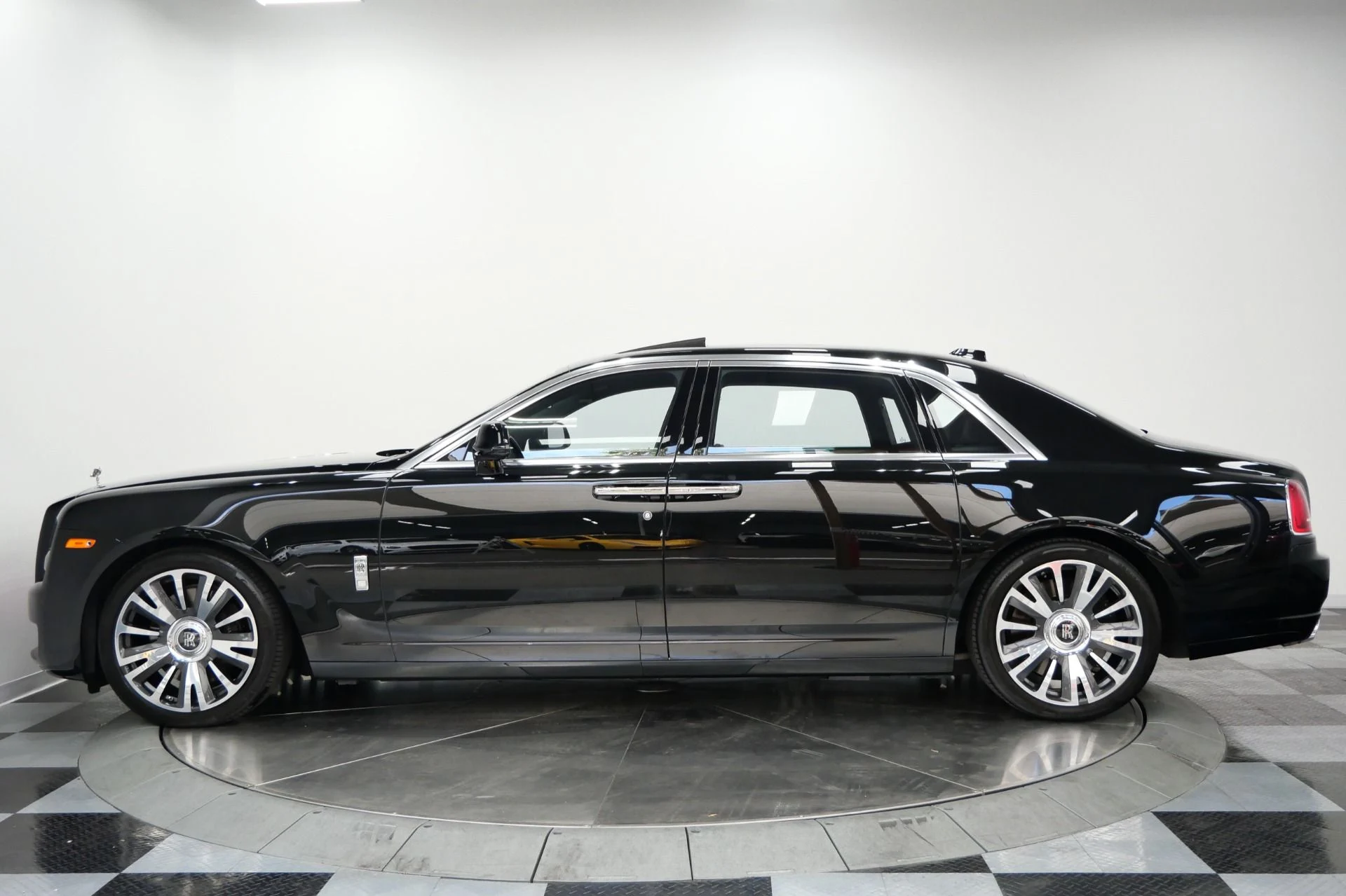 mph005_2483578308_Used_2019_Rolls_Royce_Ghost_EWB_Long_Wheelbase_Model_430_K_MSRP_Low_Miles_1788191510_5d15435b0a