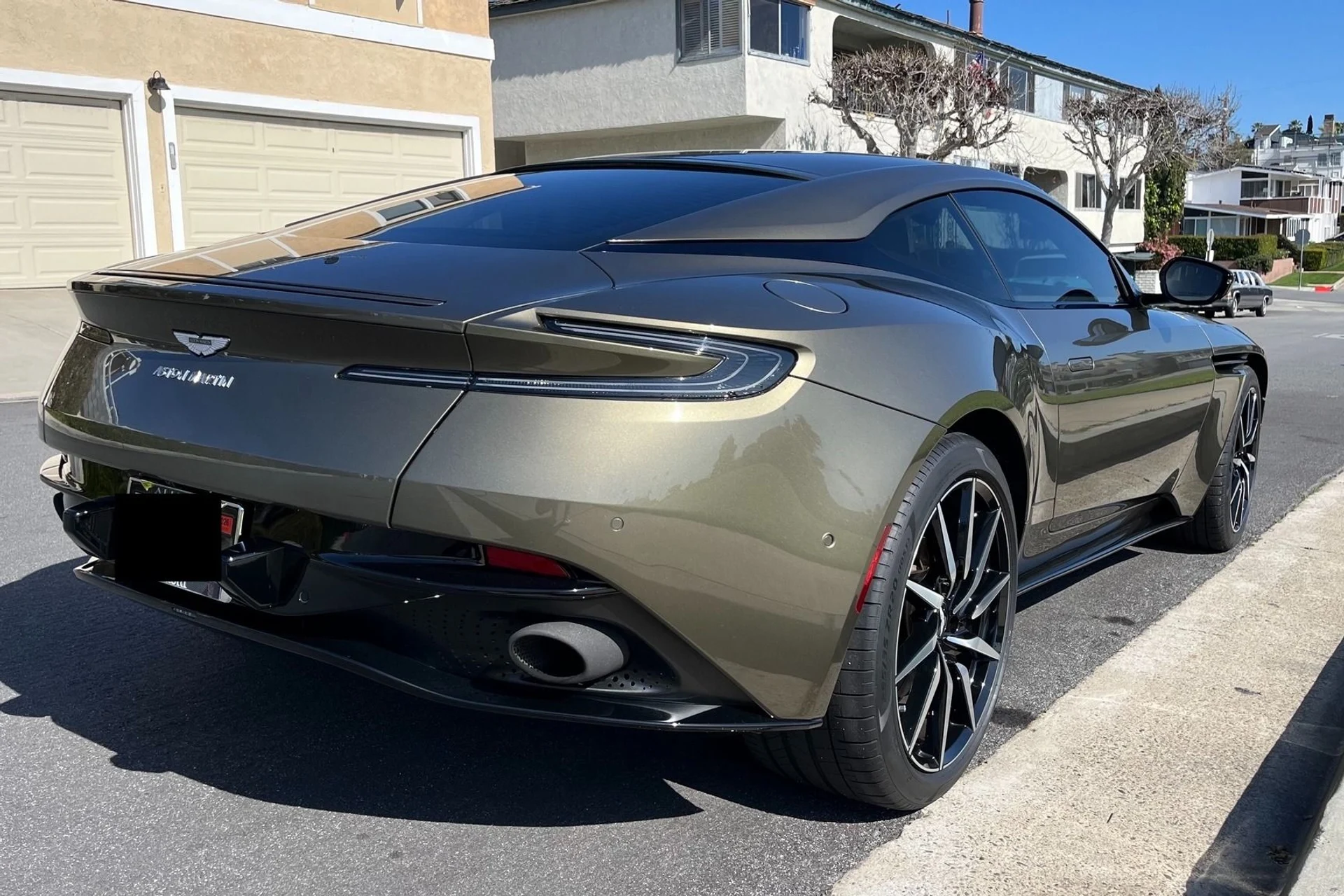 mph005_2485261361_Used_2018_Aston_Martin_DB_11_V8_1763145148_9a4ed9c989