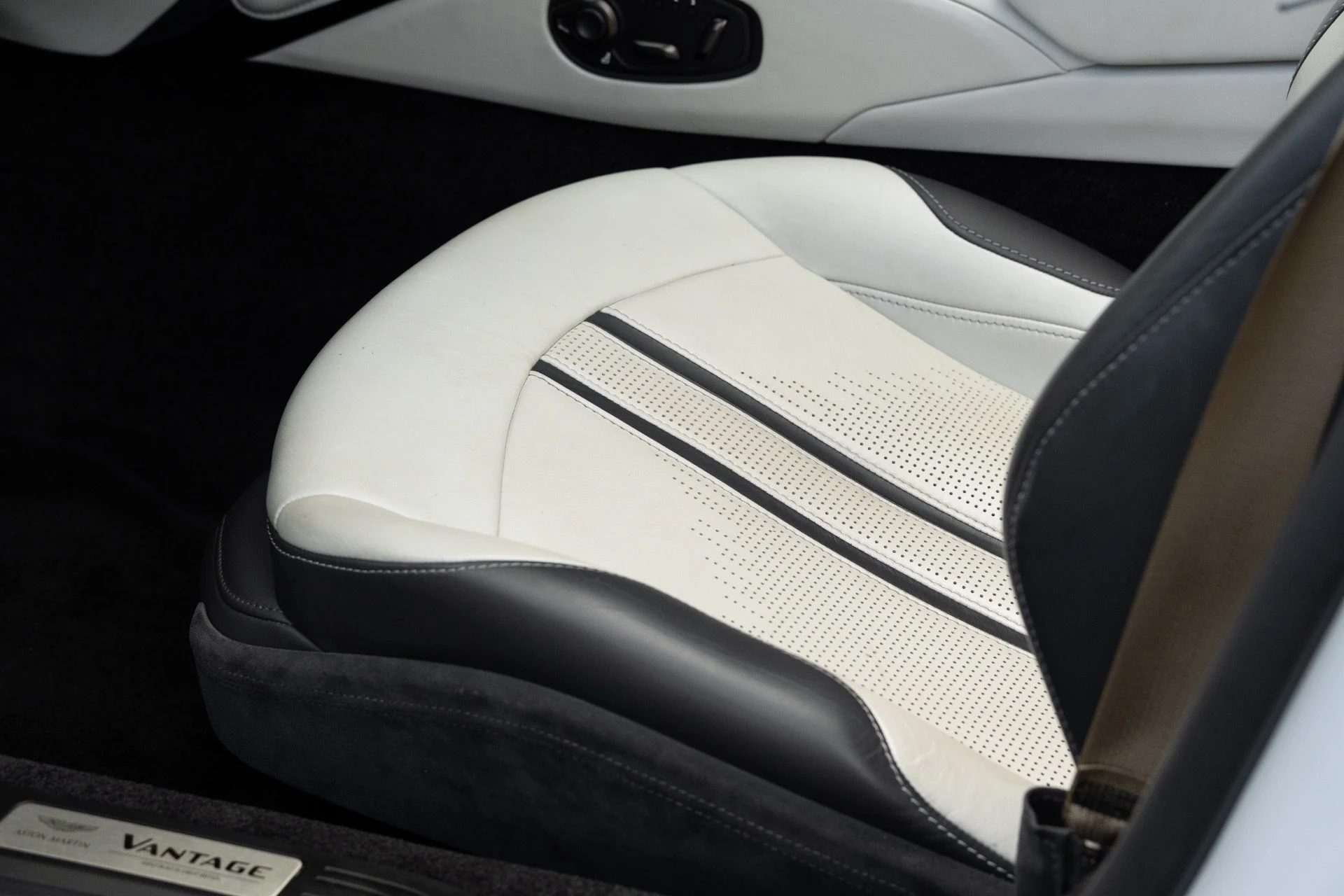 mph005_2485510842_Used_2023_Aston_Martin_Vantage_V8_1773336980_588c585dbe