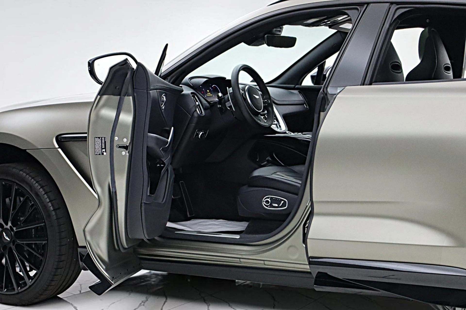 mph005_2496931891_Used_2023_Aston_Martin_DBX_707_185bf45960