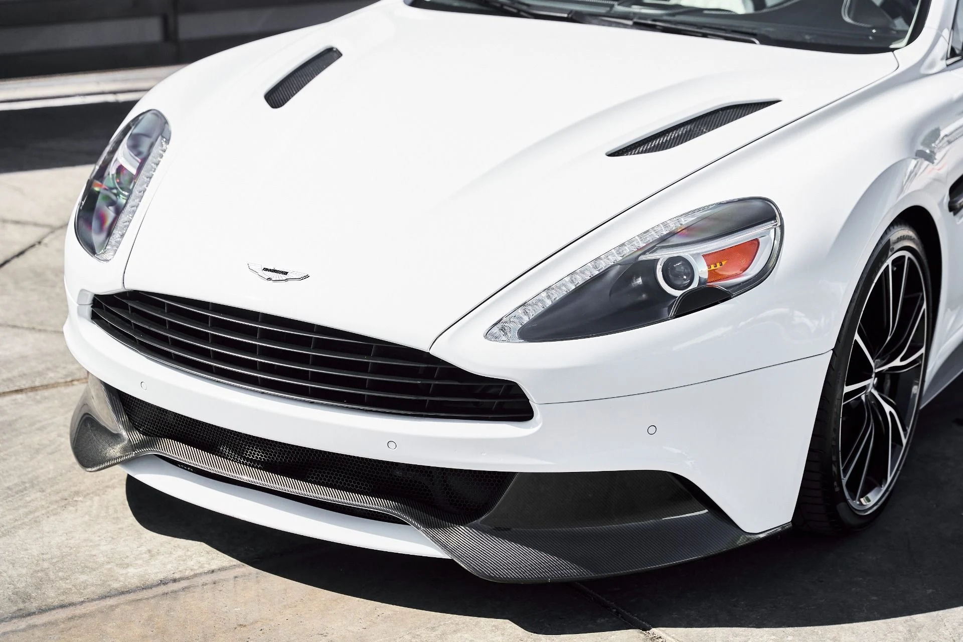 mph005_2496976108_Used_2017_Aston_Martin_Vanquish_Volante_1773797491_c238bee38f