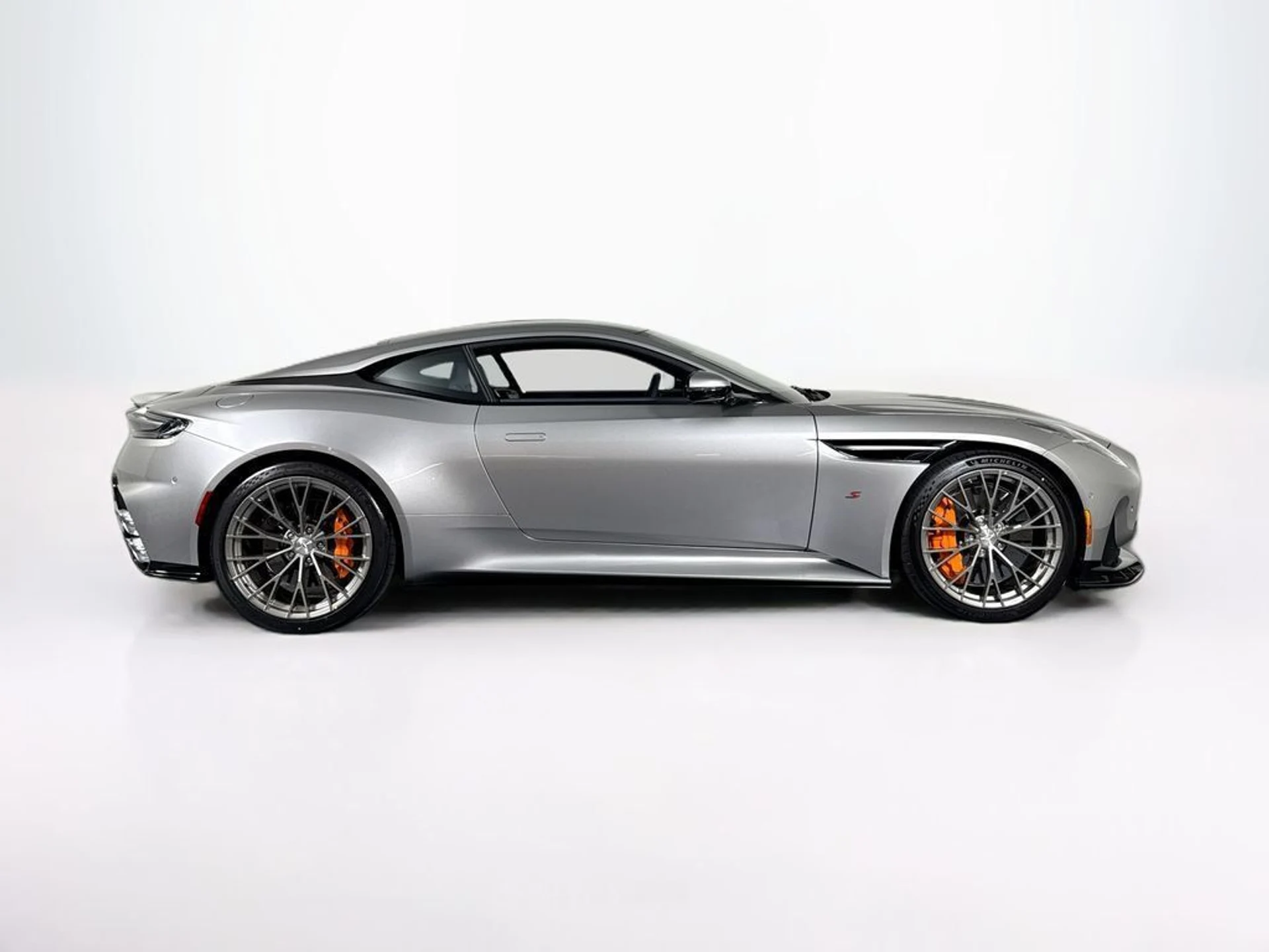 mph005_2521504420_new_2026_aston_martin_db12_11350_23038289_6_1024_ec1125759b