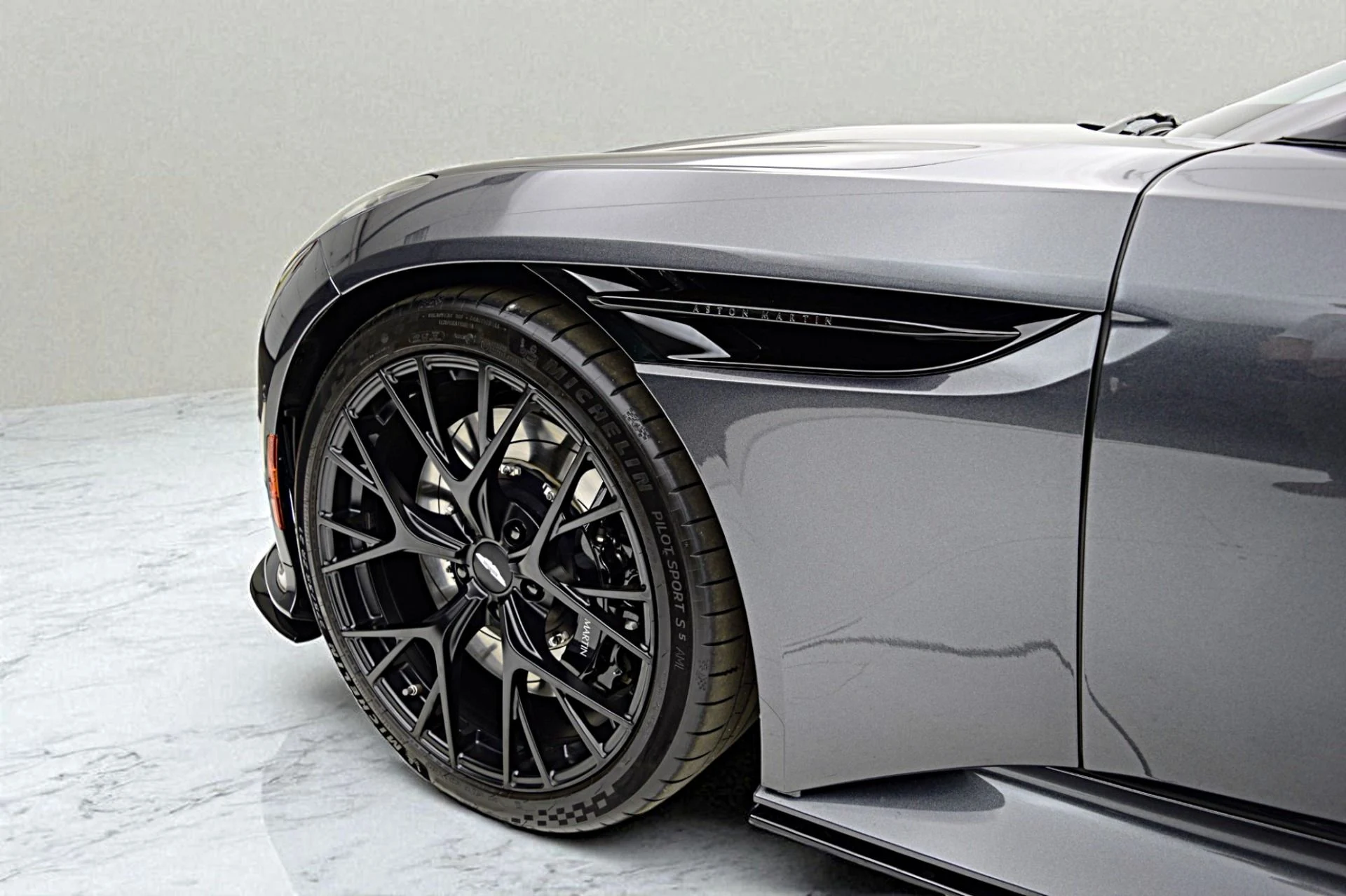 mph005_2526824078_Used_2024_Aston_Martin_DB_12_Coupe_57d7bbf981