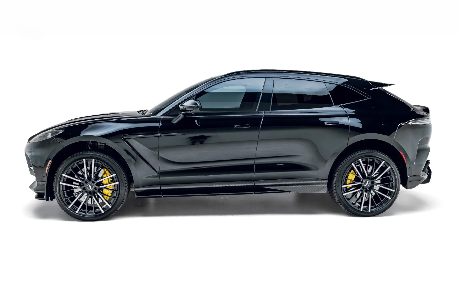 mph005_2529395864_Used_2023_Aston_Martin_DBX_707_1782930691_95dbb82434